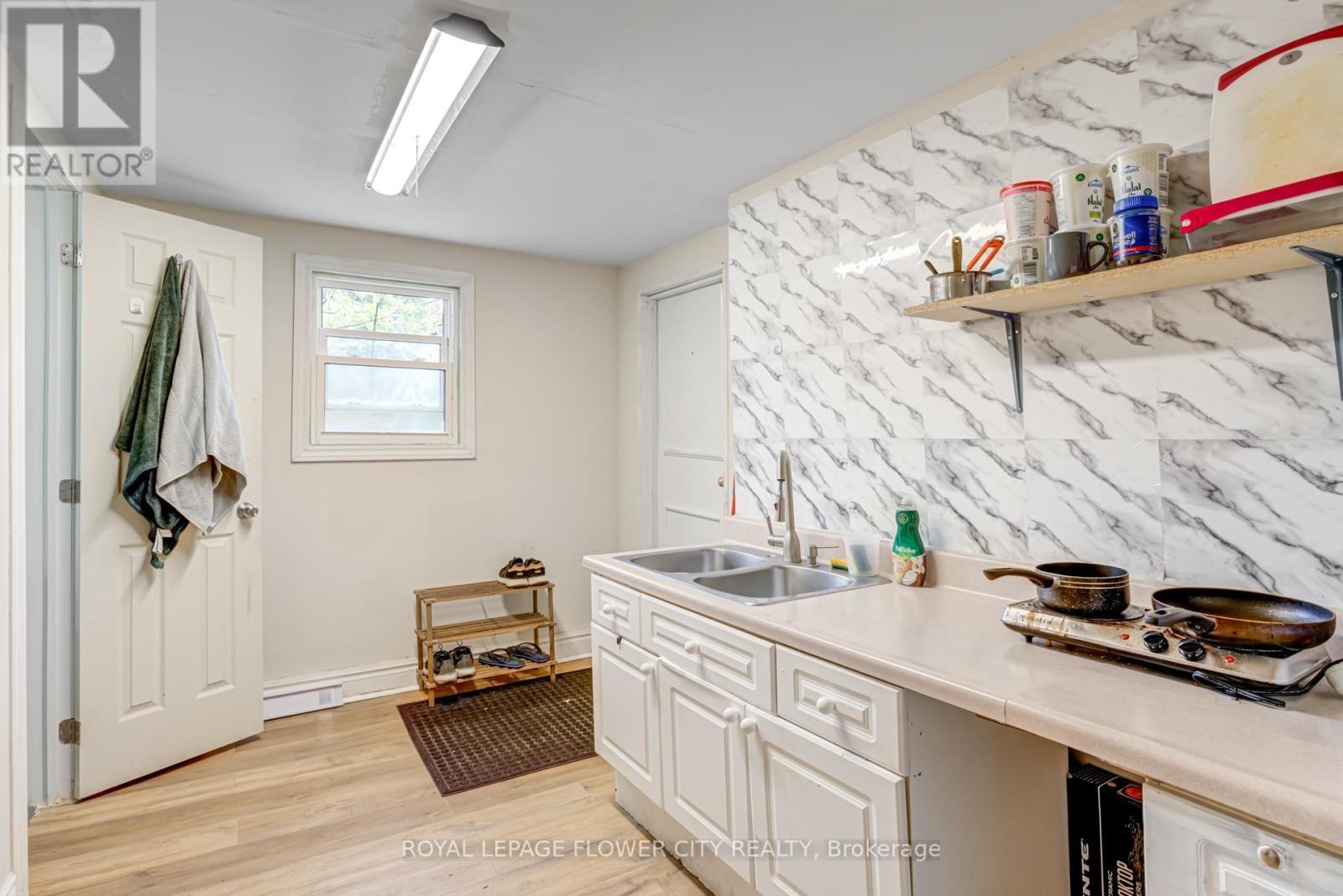 












800 ROXBOROUGH AVENUE

,
Hamilton,




Ontario
L8H1T2


