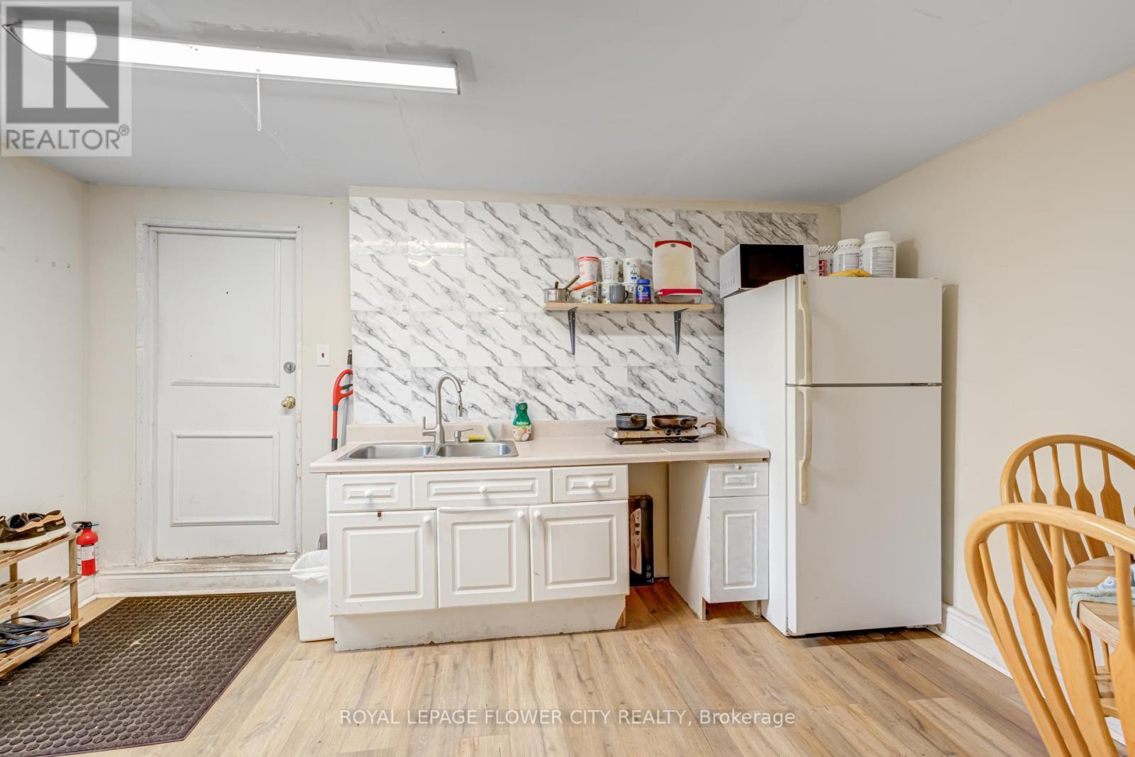 












800 ROXBOROUGH AVENUE

,
Hamilton,




Ontario
L8H1T2

