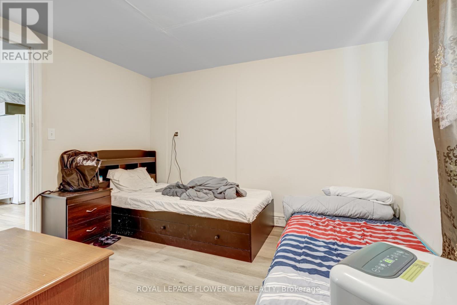 












800 ROXBOROUGH AVENUE

,
Hamilton,




Ontario
L8H1T2

