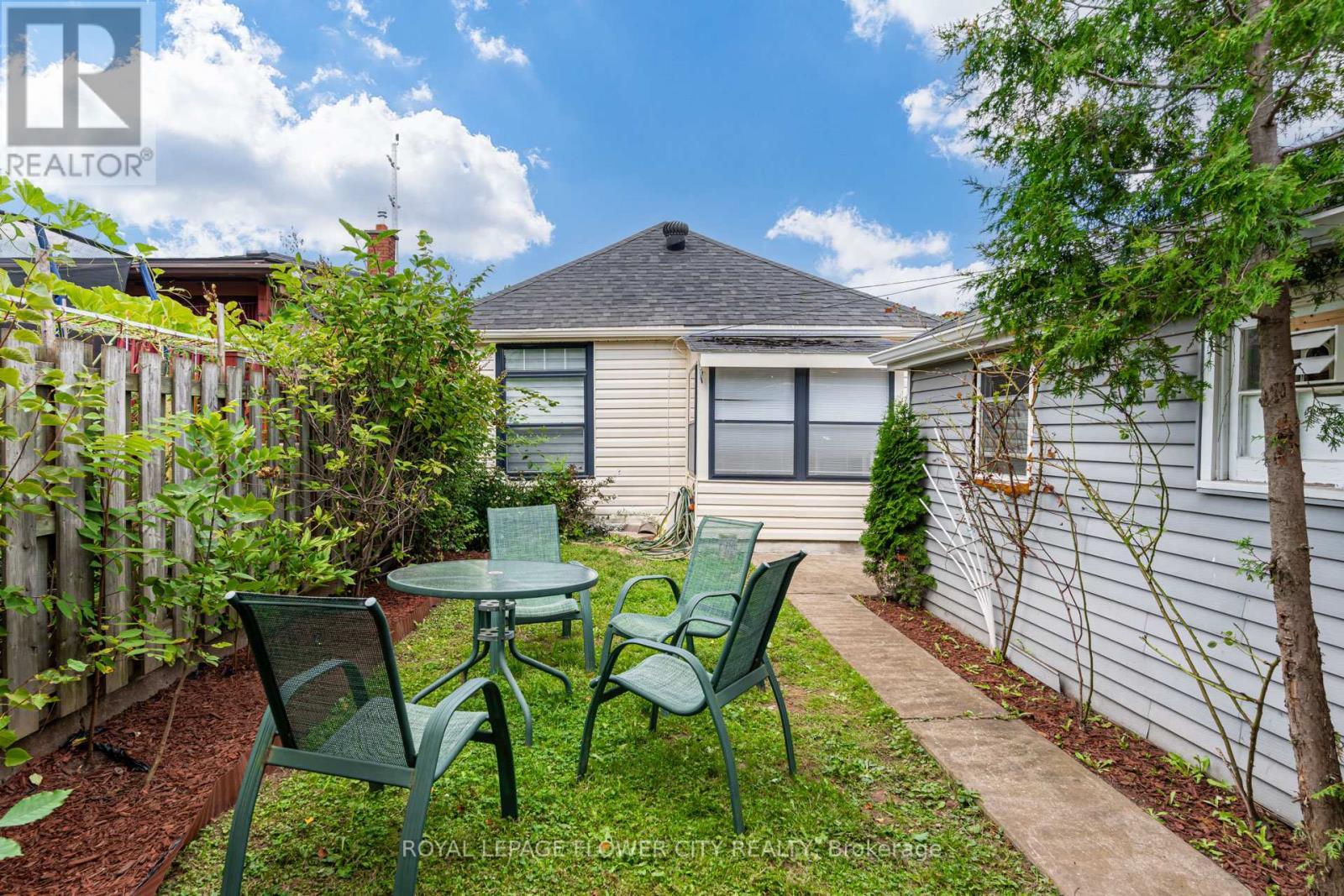 












800 ROXBOROUGH AVENUE

,
Hamilton,




Ontario
L8H1T2

