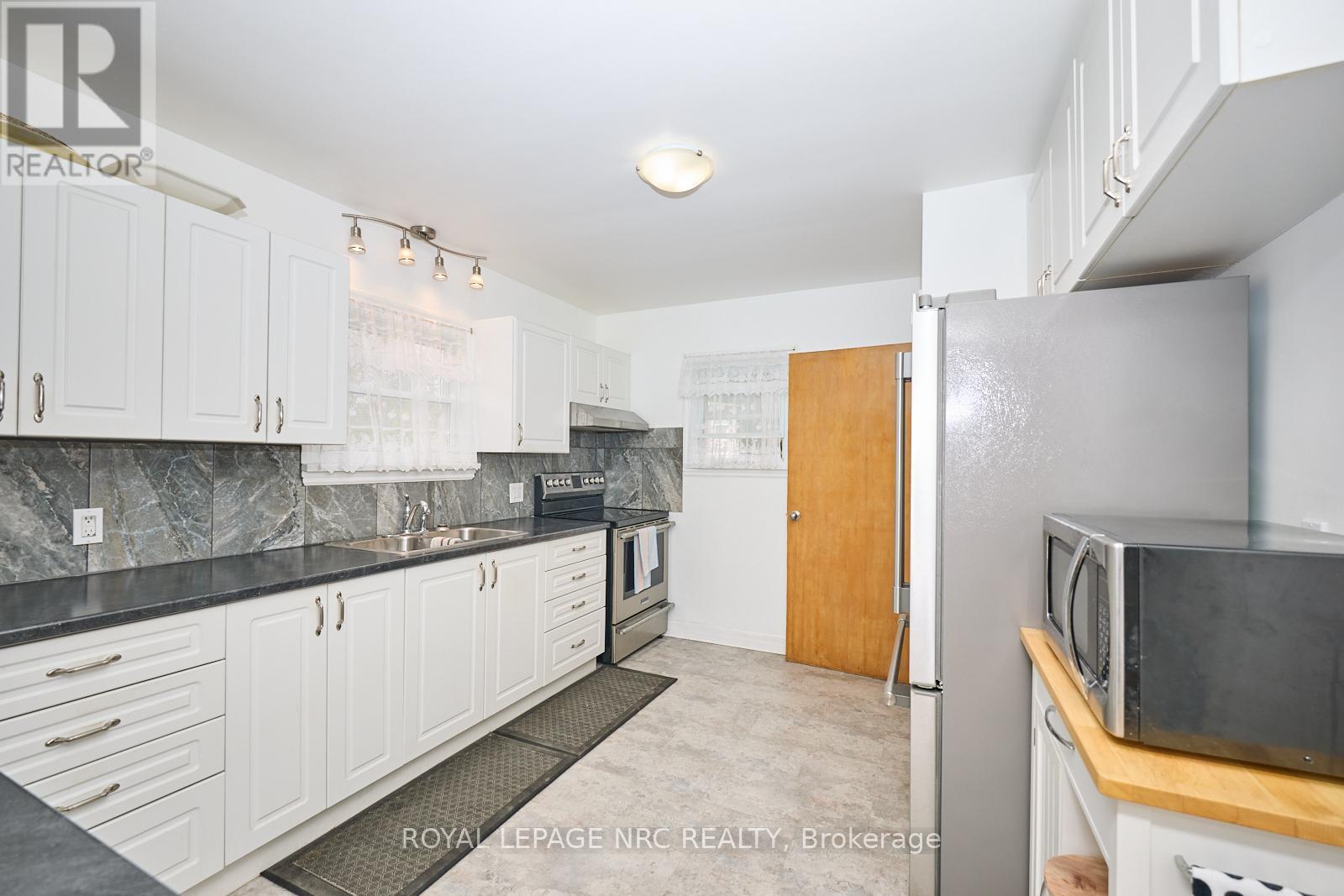 












1 THORNDALE AVENUE

,
St. Catharines (Haig),




Ontario
L2R6A2


