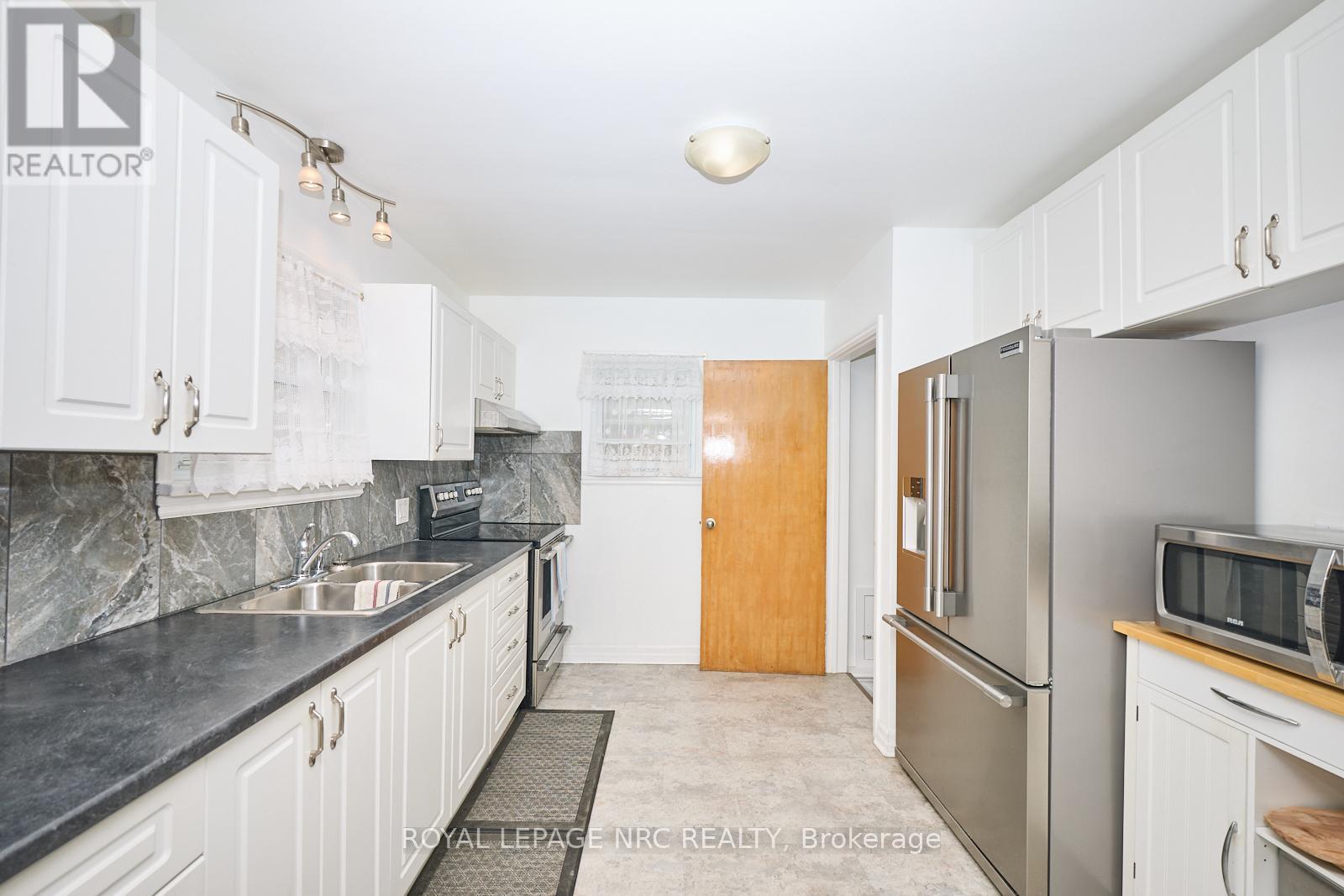 












1 THORNDALE AVENUE

,
St. Catharines (Haig),




Ontario
L2R6A2

