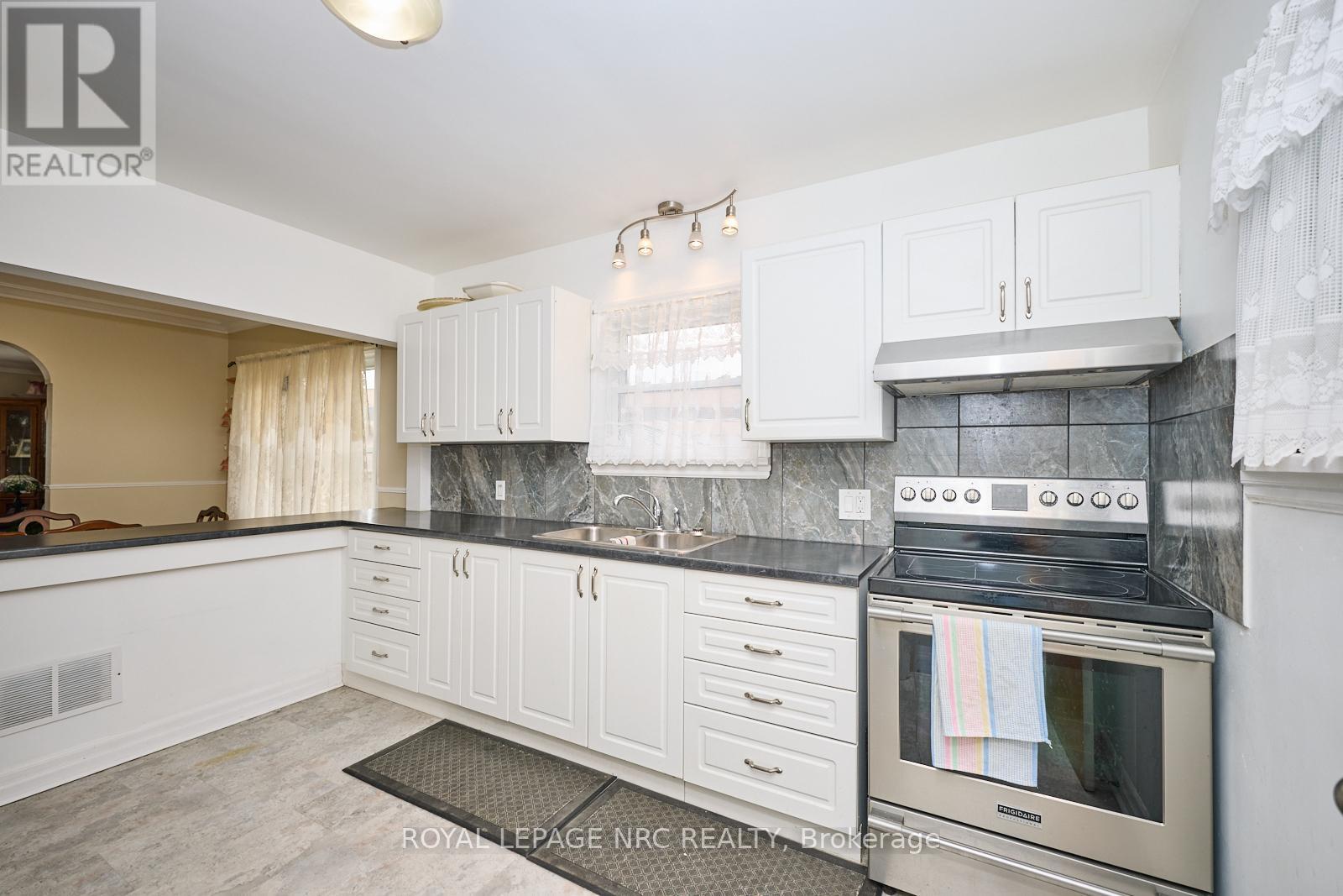 












1 THORNDALE AVENUE

,
St. Catharines (Haig),




Ontario
L2R6A2

