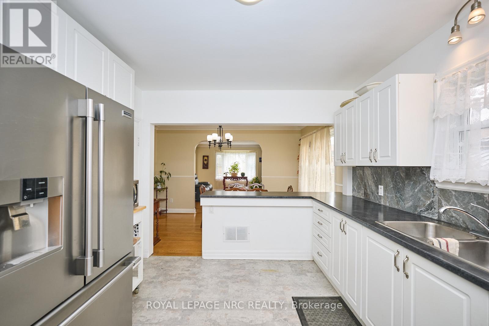 












1 THORNDALE AVENUE

,
St. Catharines (Haig),




Ontario
L2R6A2

