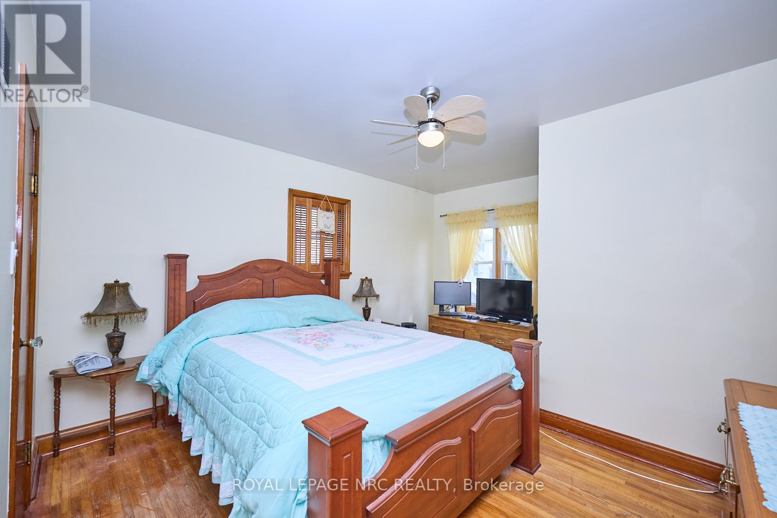 












1 THORNDALE AVENUE

,
St. Catharines (Haig),




Ontario
L2R6A2

