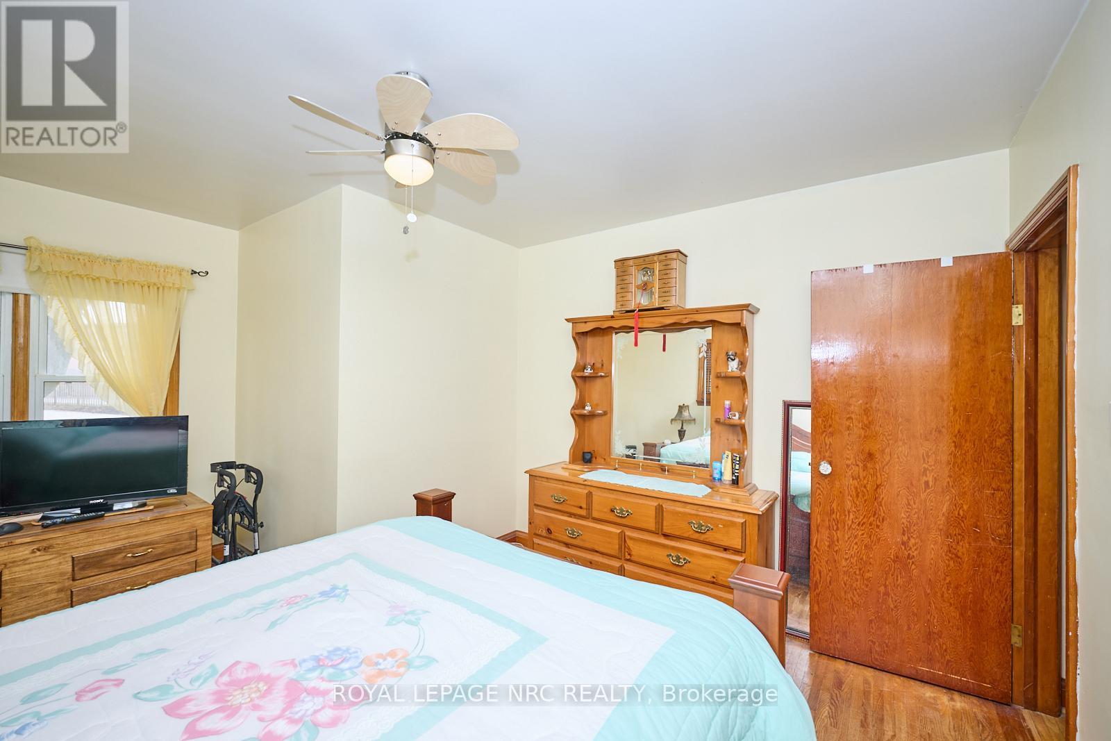 












1 THORNDALE AVENUE

,
St. Catharines (Haig),




Ontario
L2R6A2

