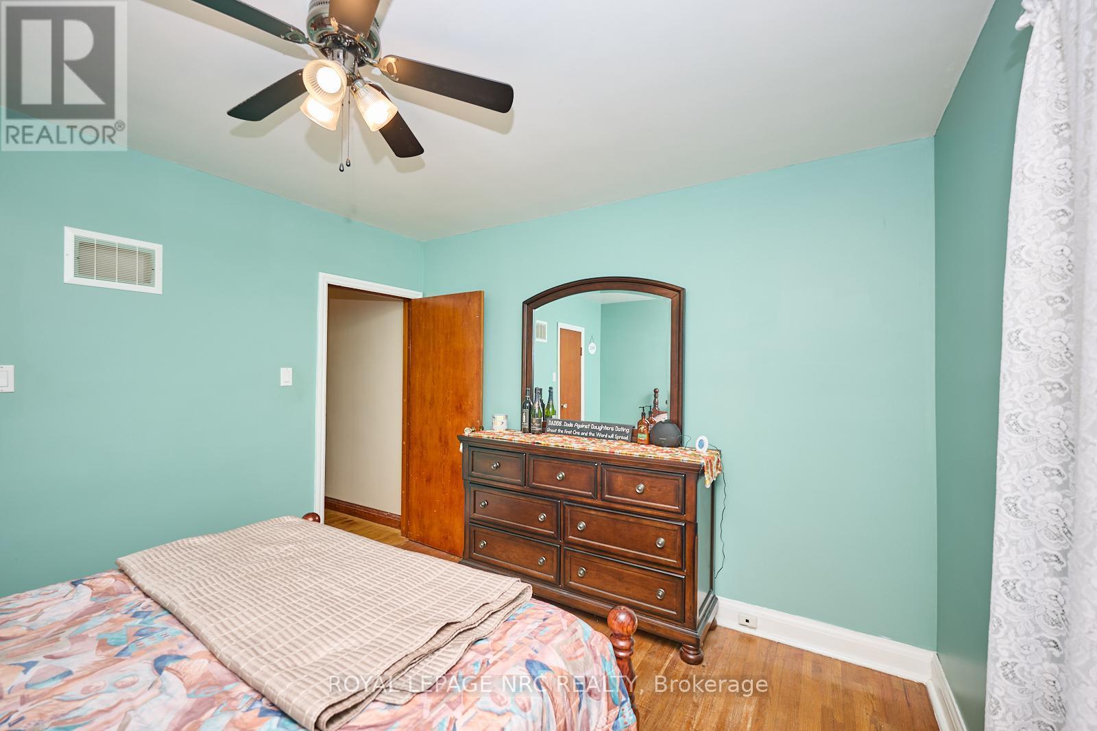 












1 THORNDALE AVENUE

,
St. Catharines (Haig),




Ontario
L2R6A2

