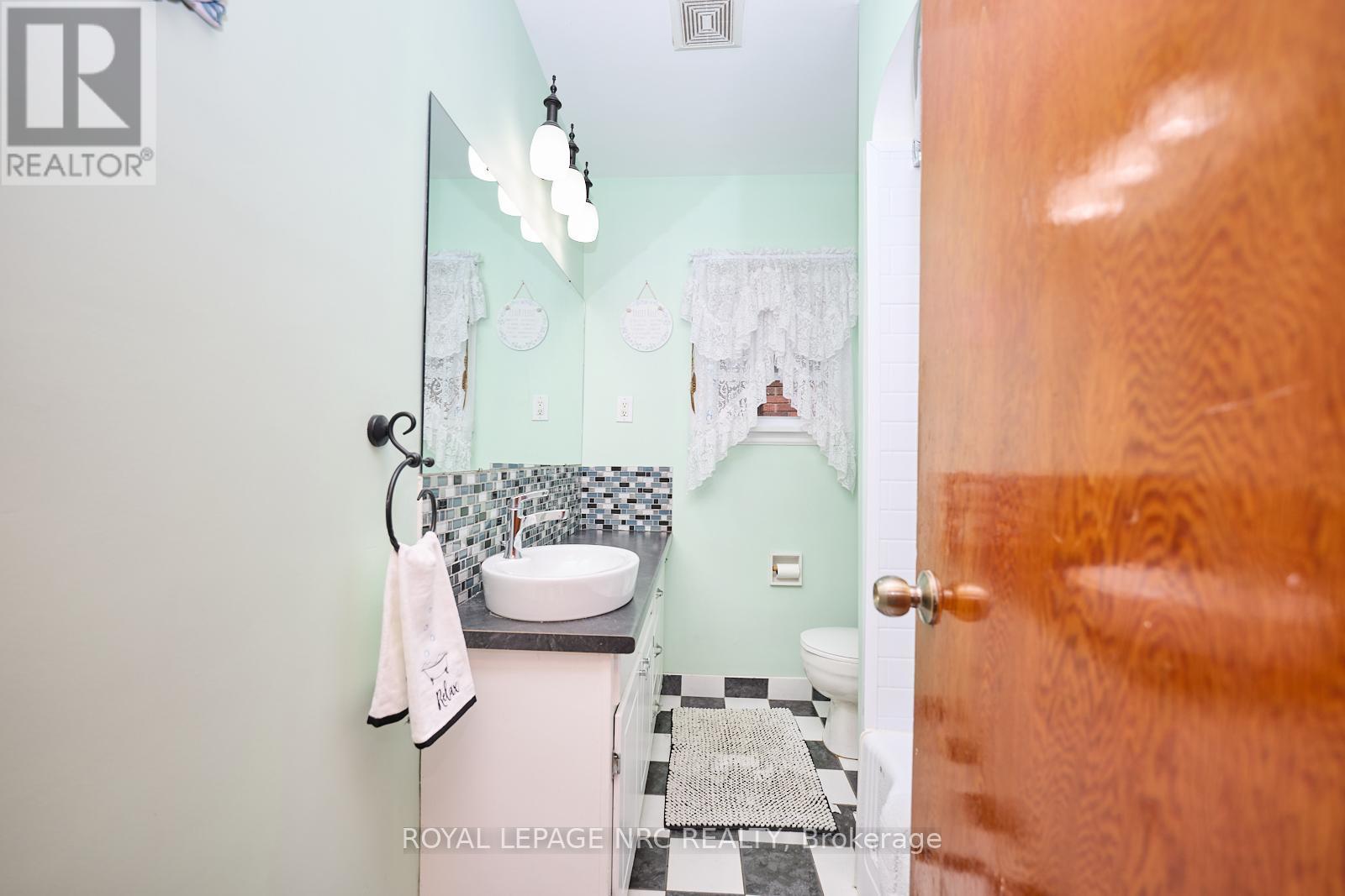 












1 THORNDALE AVENUE

,
St. Catharines (Haig),




Ontario
L2R6A2

