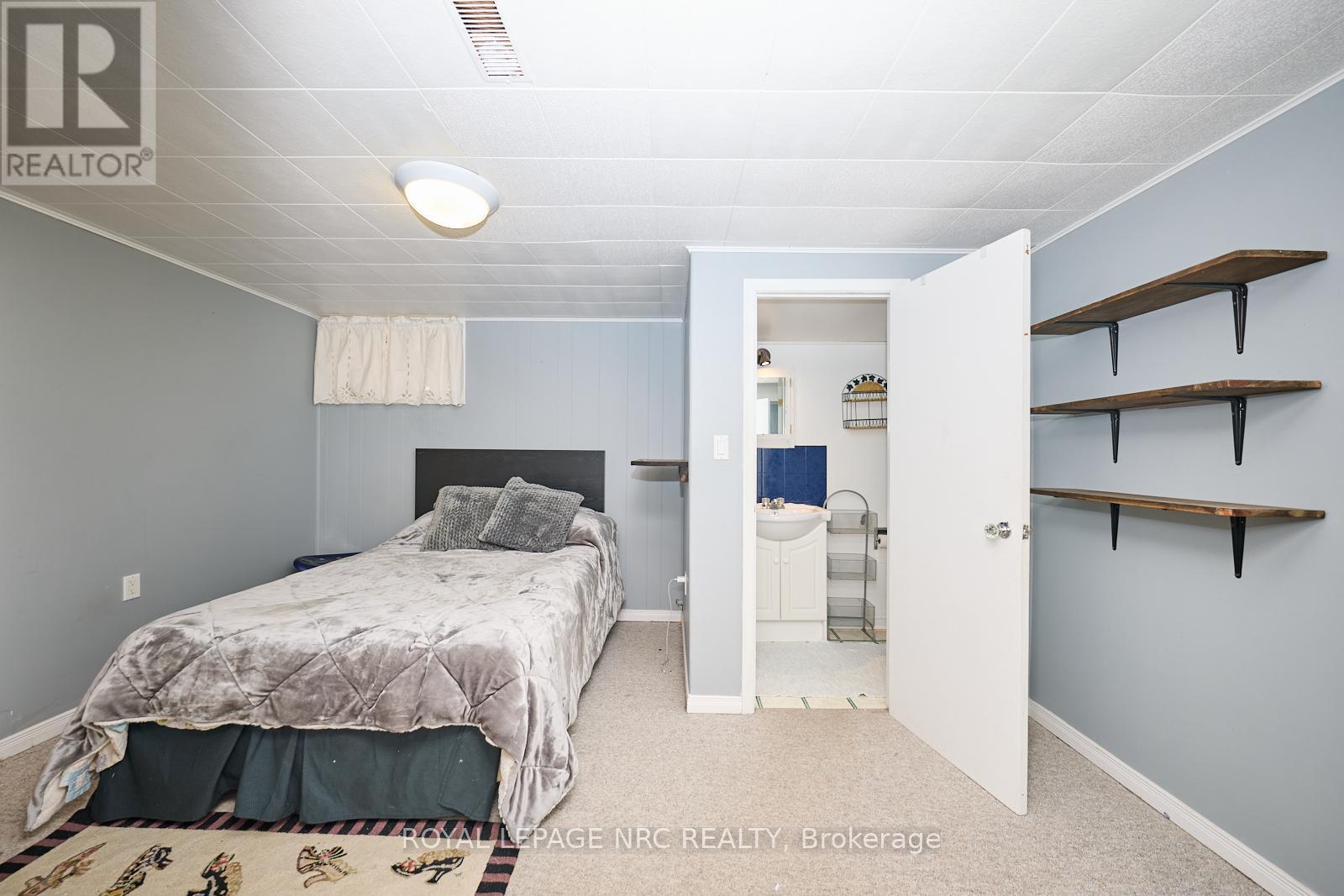 












1 THORNDALE AVENUE

,
St. Catharines (Haig),




Ontario
L2R6A2


