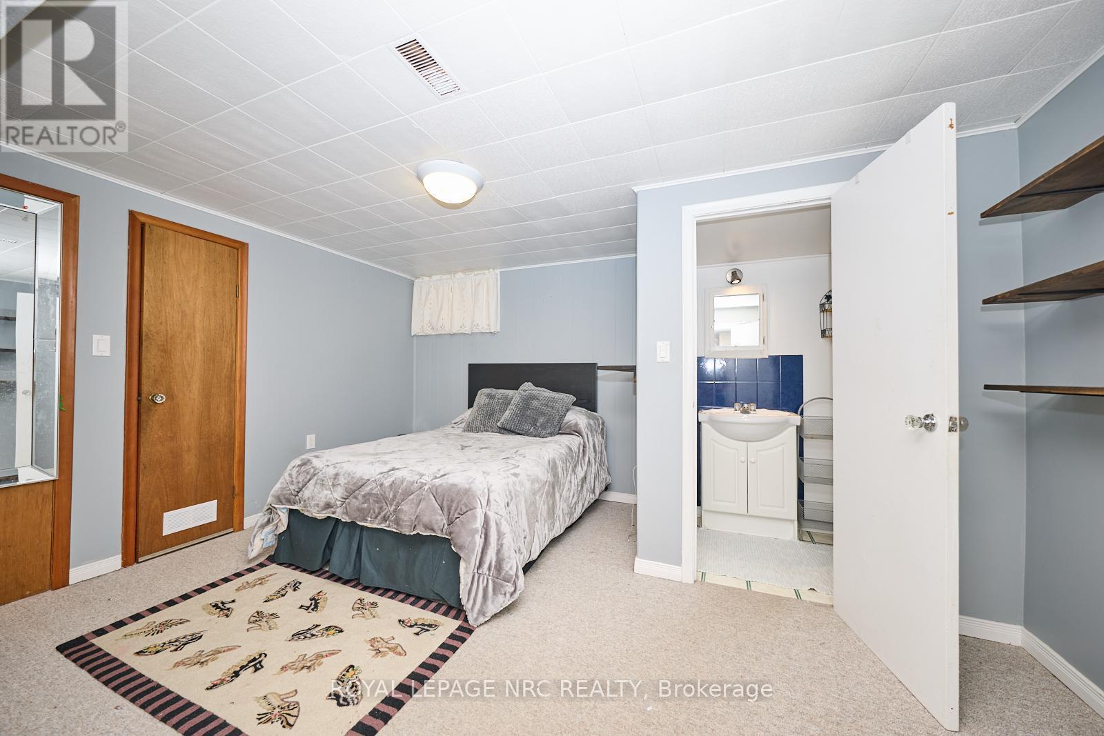 












1 THORNDALE AVENUE

,
St. Catharines (Haig),




Ontario
L2R6A2

