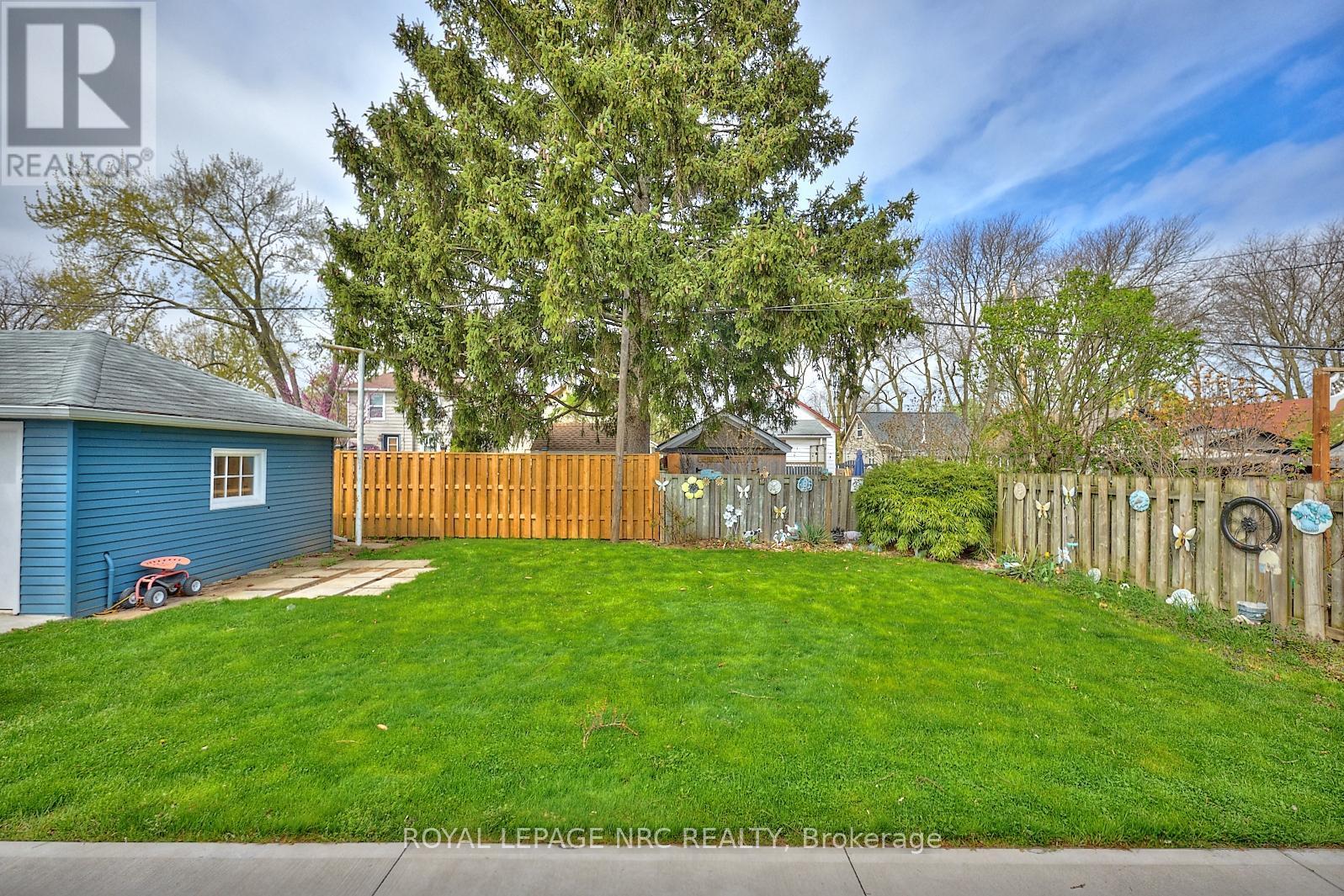 












1 THORNDALE AVENUE

,
St. Catharines (Haig),




Ontario
L2R6A2

