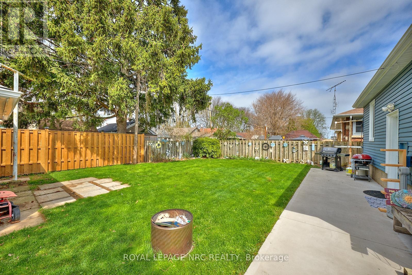 












1 THORNDALE AVENUE

,
St. Catharines (Haig),




Ontario
L2R6A2

