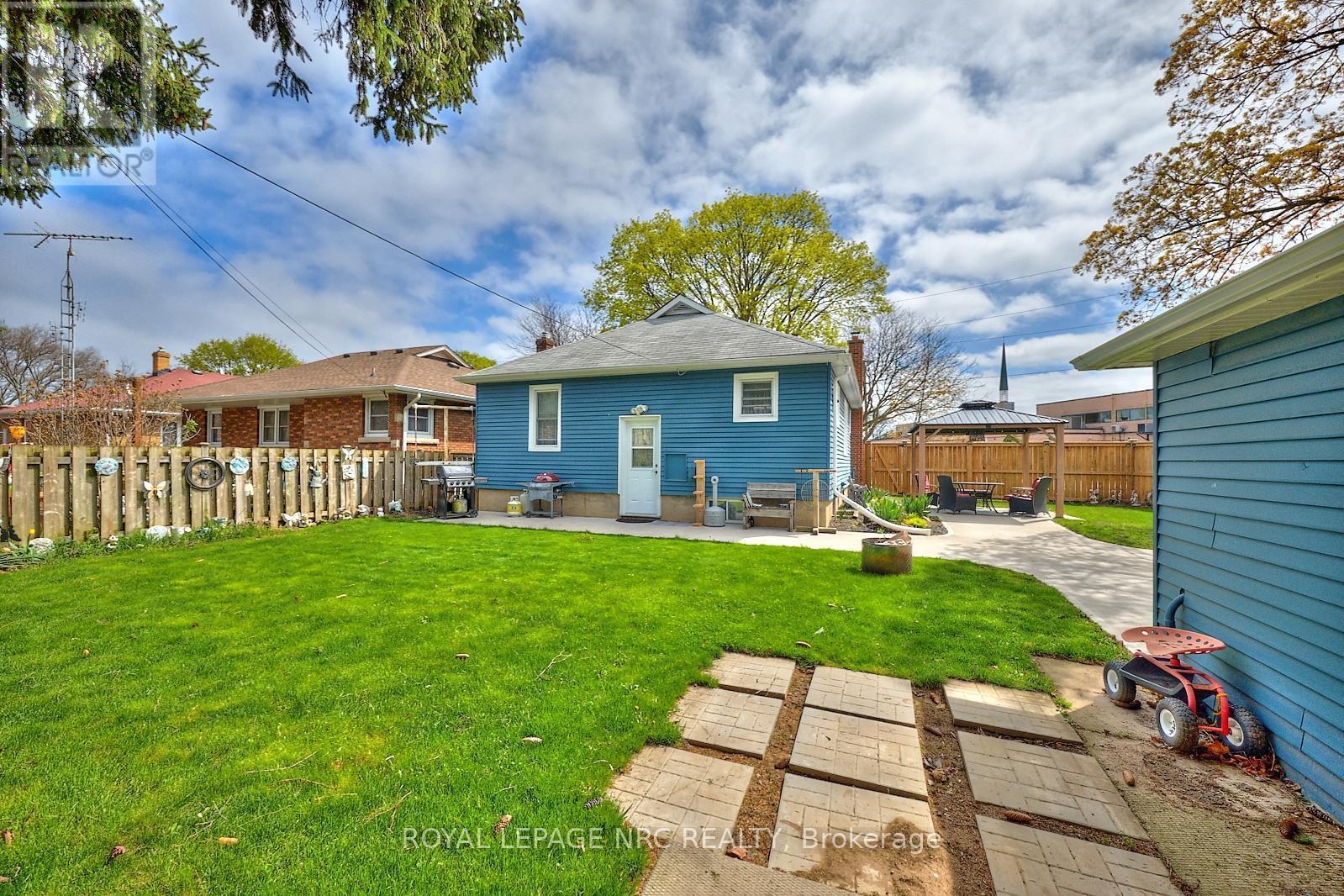 












1 THORNDALE AVENUE

,
St. Catharines (Haig),




Ontario
L2R6A2

