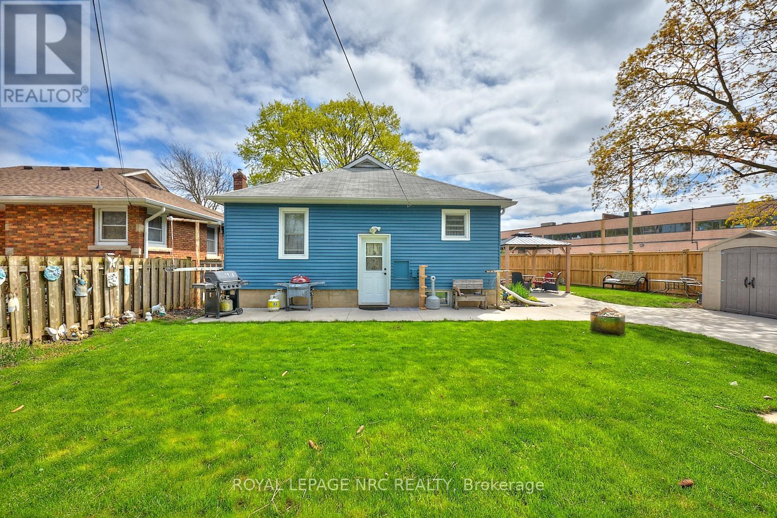 












1 THORNDALE AVENUE

,
St. Catharines (Haig),




Ontario
L2R6A2

