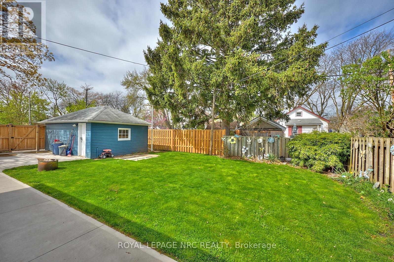 












1 THORNDALE AVENUE

,
St. Catharines (Haig),




Ontario
L2R6A2

