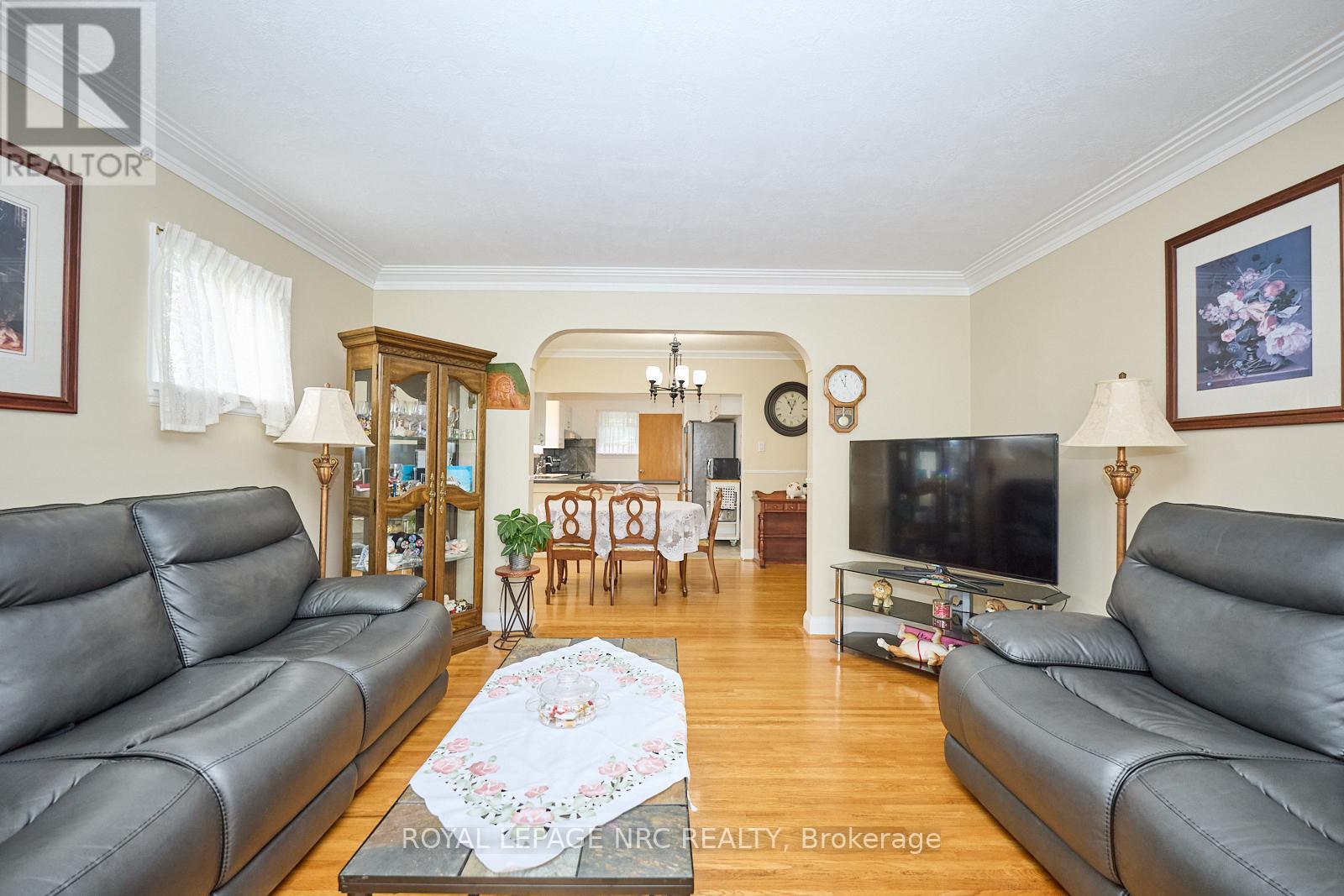 












1 THORNDALE AVENUE

,
St. Catharines (Haig),




Ontario
L2R6A2

