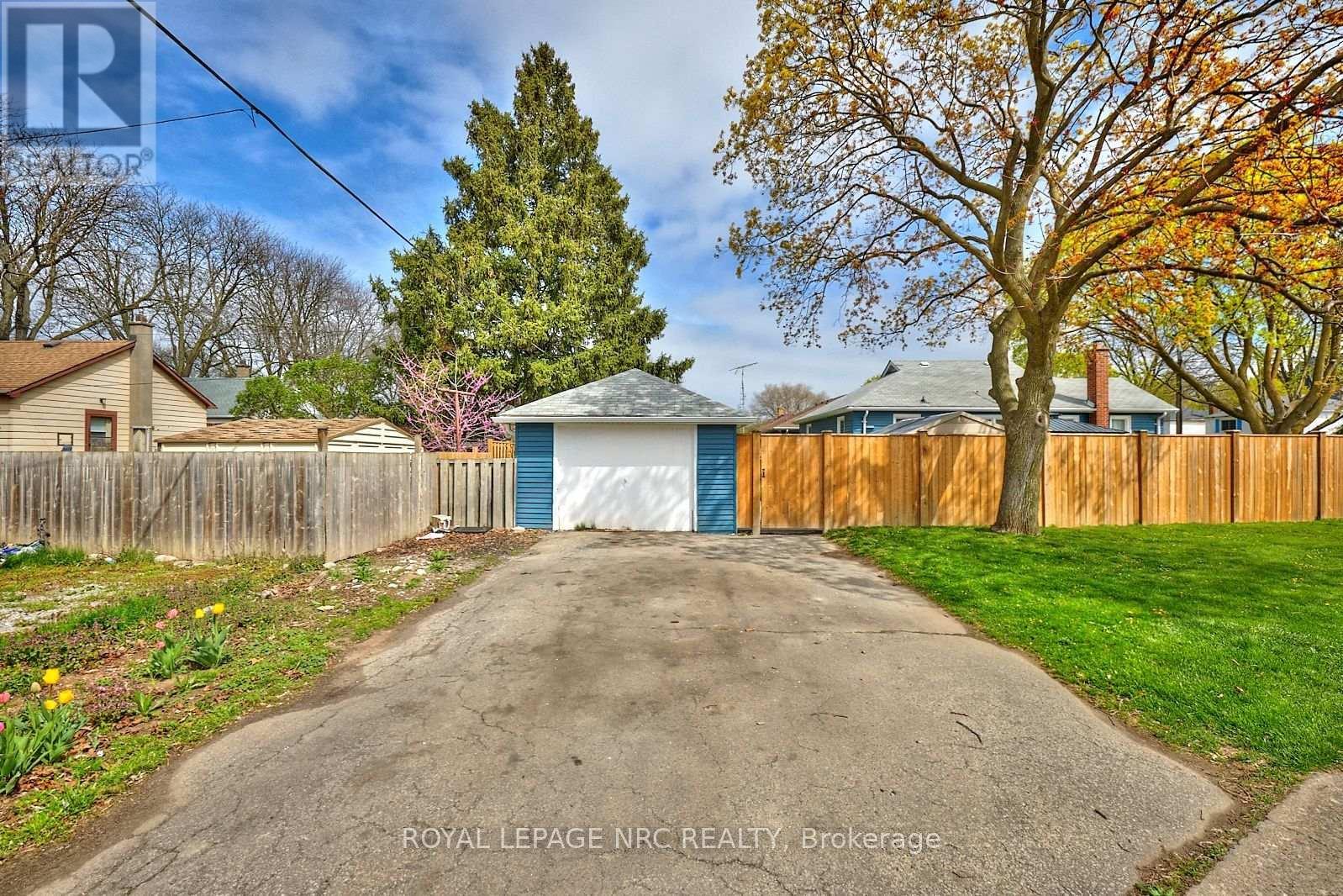 












1 THORNDALE AVENUE

,
St. Catharines (Haig),




Ontario
L2R6A2

