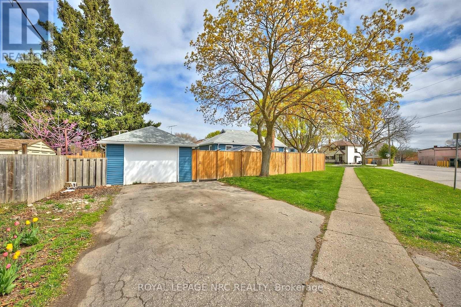 












1 THORNDALE AVENUE

,
St. Catharines (Haig),




Ontario
L2R6A2

