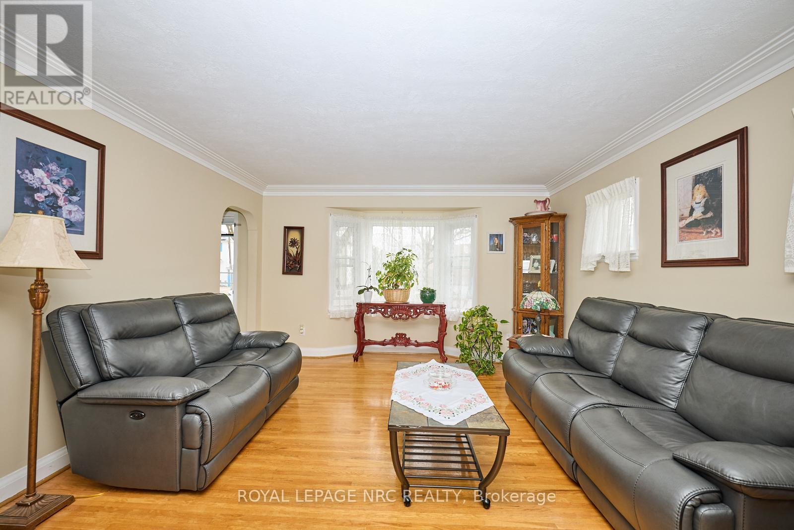 












1 THORNDALE AVENUE

,
St. Catharines (Haig),




Ontario
L2R6A2

