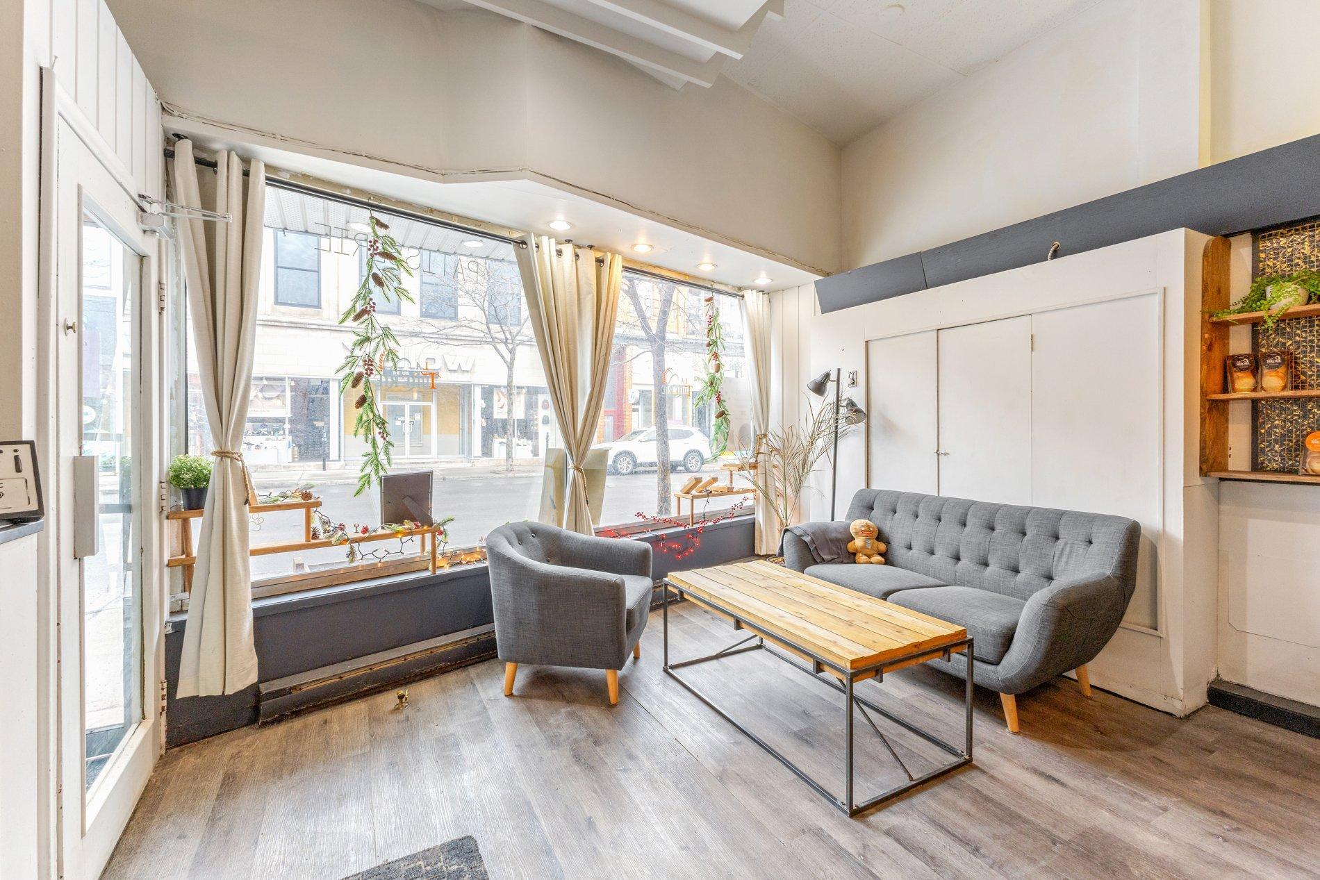 









1828


Av. du Mont-Royal E.

,
Montréal (Le Plateau-Mont-Royal),




QC
H2H1J1

