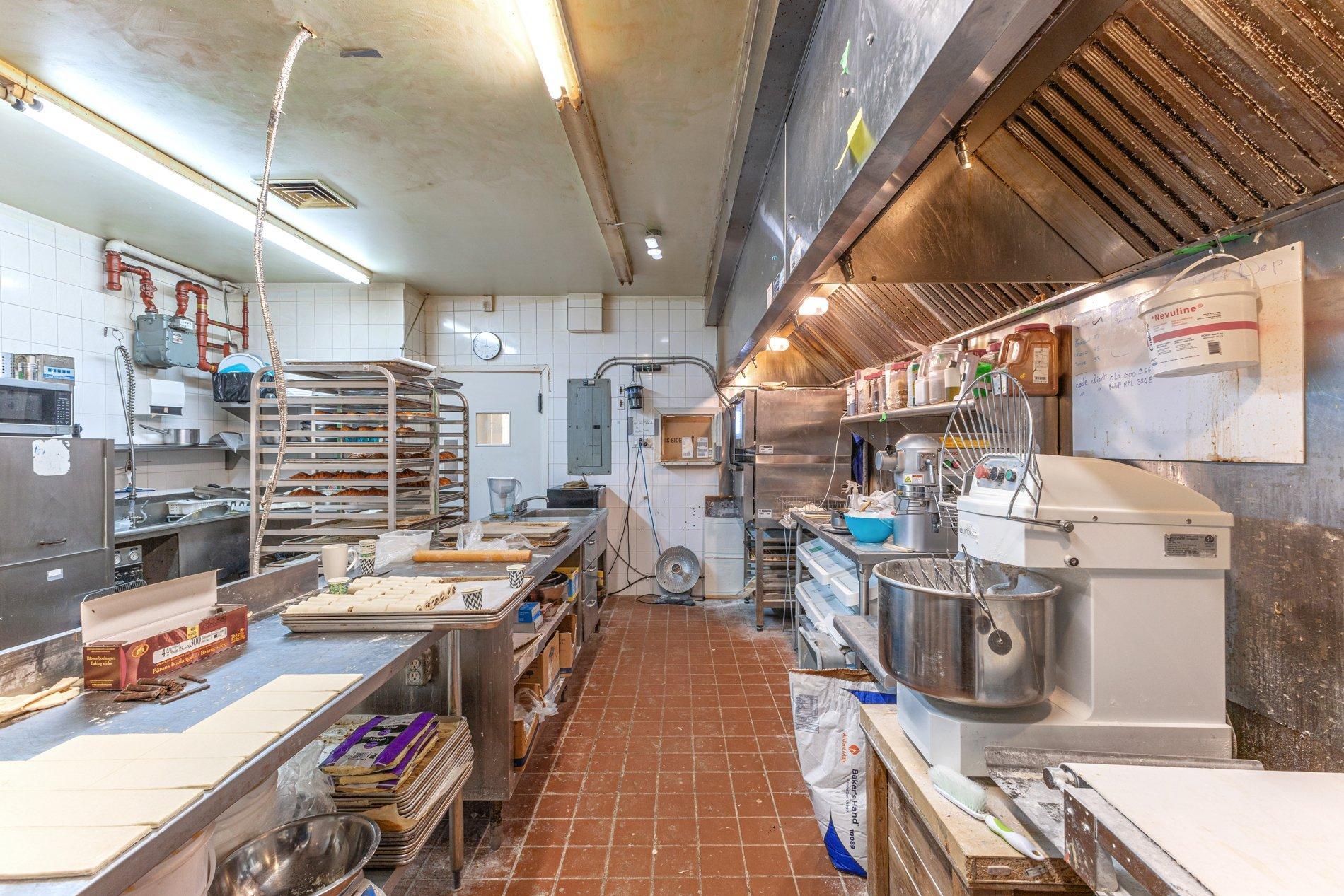 









1828


Av. du Mont-Royal E.

,
Montréal (Le Plateau-Mont-Royal),




QC
H2H1J1

