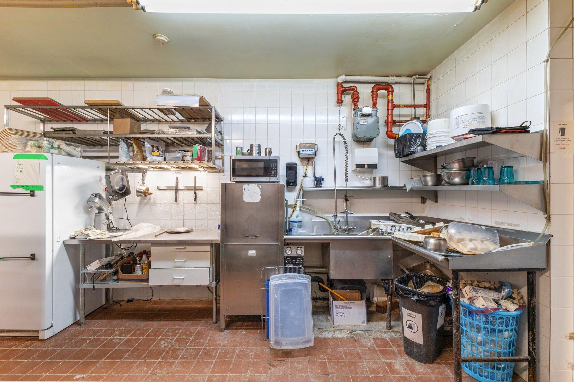 









1828


Av. du Mont-Royal E.

,
Montréal (Le Plateau-Mont-Royal),




QC
H2H1J1

