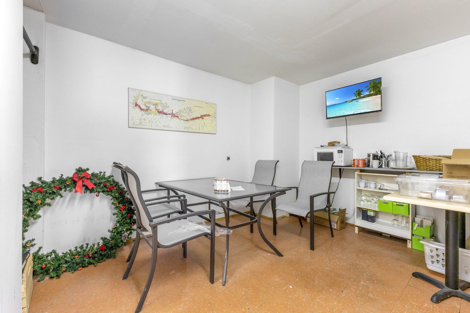 









1828


Av. du Mont-Royal E.

,
Montréal (Le Plateau-Mont-Royal),




QC
H2H1J1

