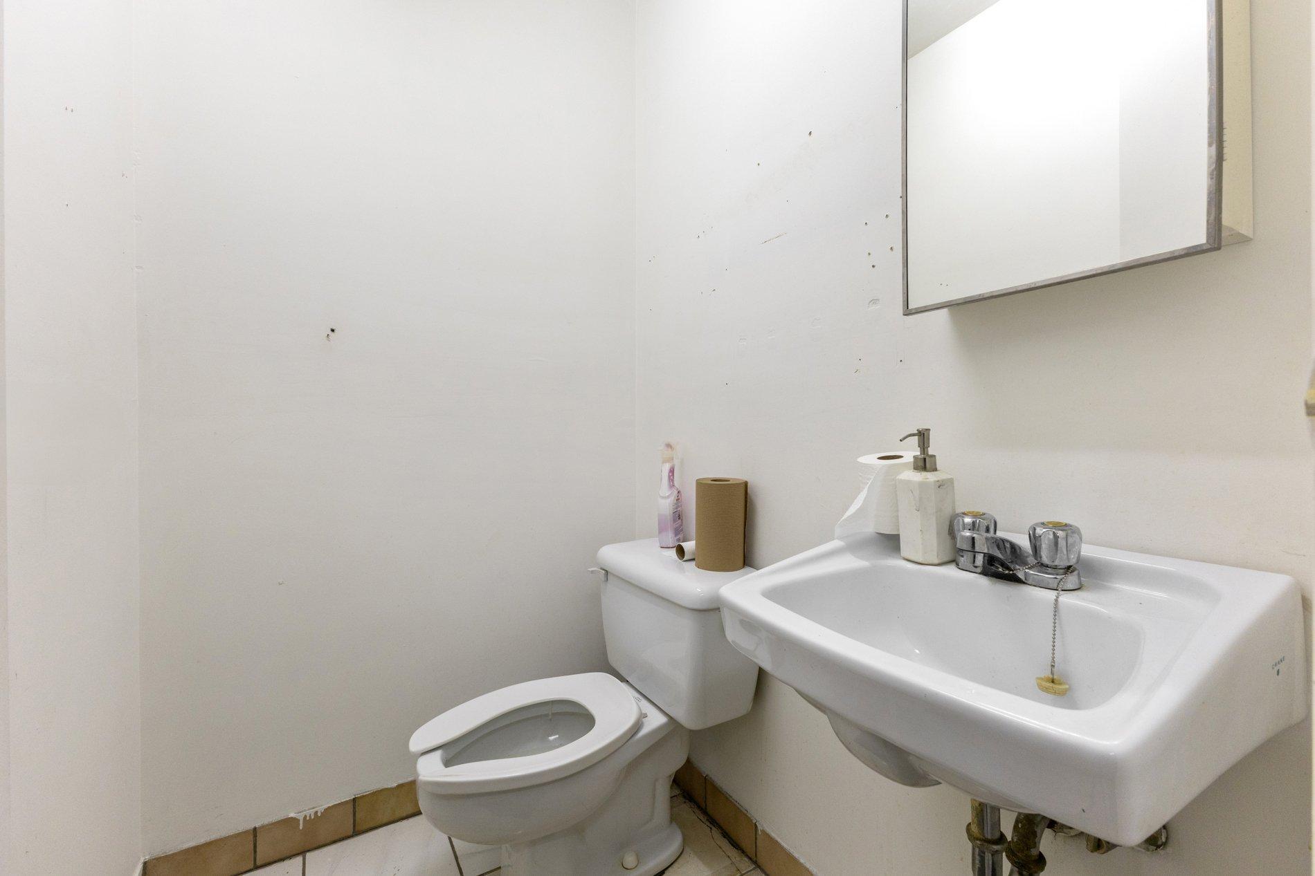 









1828


Av. du Mont-Royal E.

,
Montréal (Le Plateau-Mont-Royal),




QC
H2H1J1

