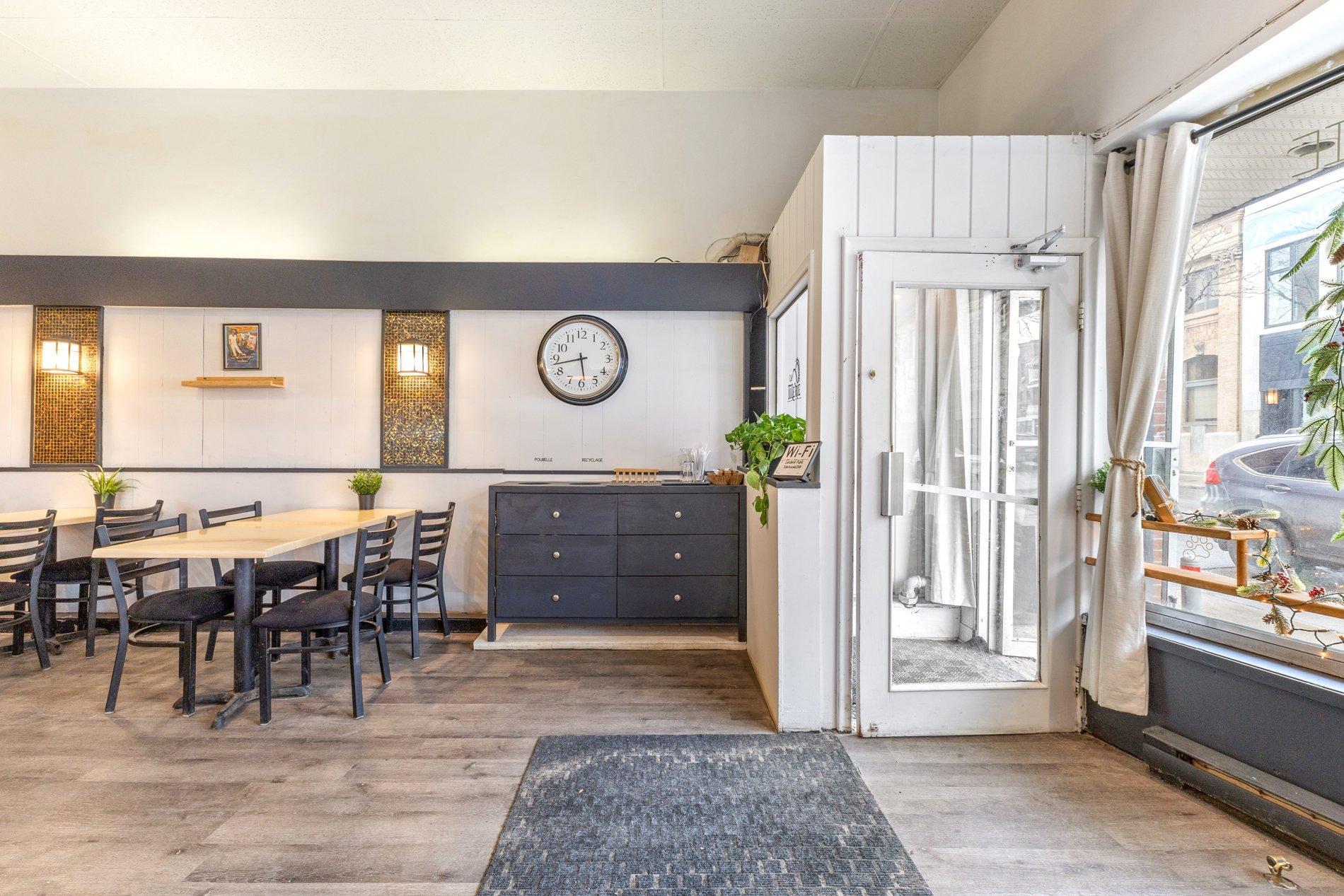 









1828


Av. du Mont-Royal E.

,
Montréal (Le Plateau-Mont-Royal),




QC
H2H1J1

