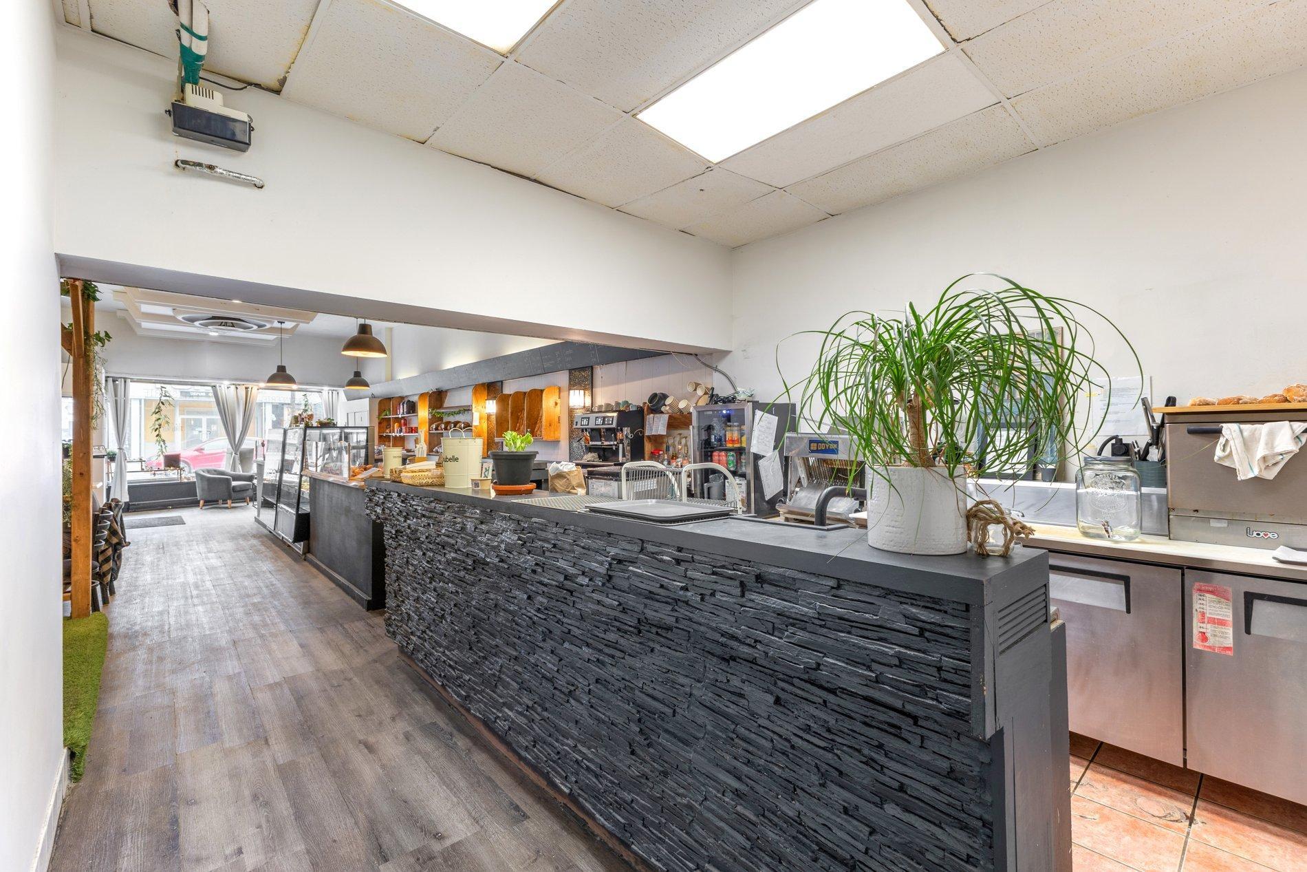 









1828


Av. du Mont-Royal E.

,
Montréal (Le Plateau-Mont-Royal),




QC
H2H1J1

