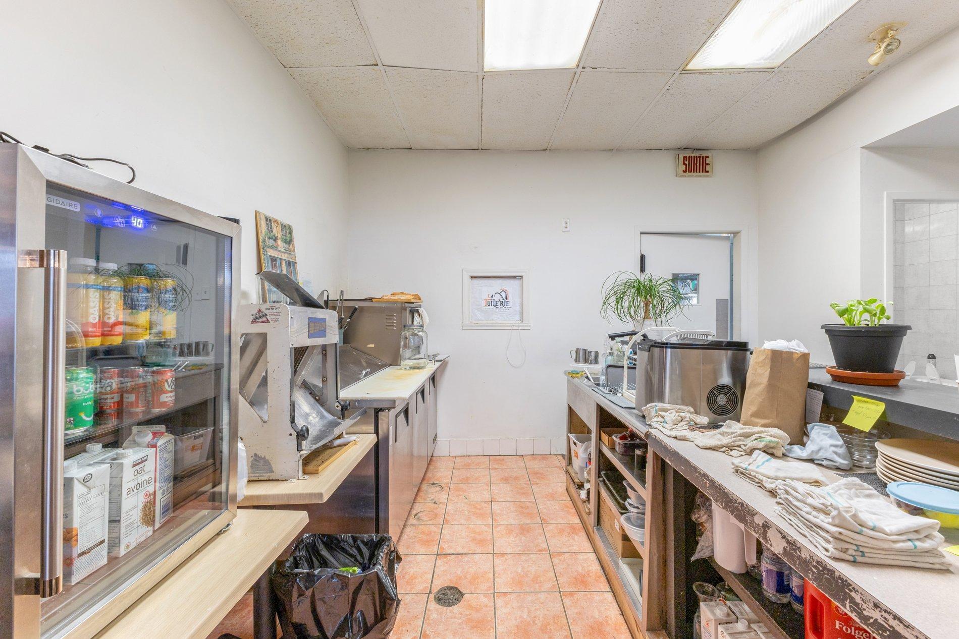 









1828


Av. du Mont-Royal E.

,
Montréal (Le Plateau-Mont-Royal),




QC
H2H1J1

