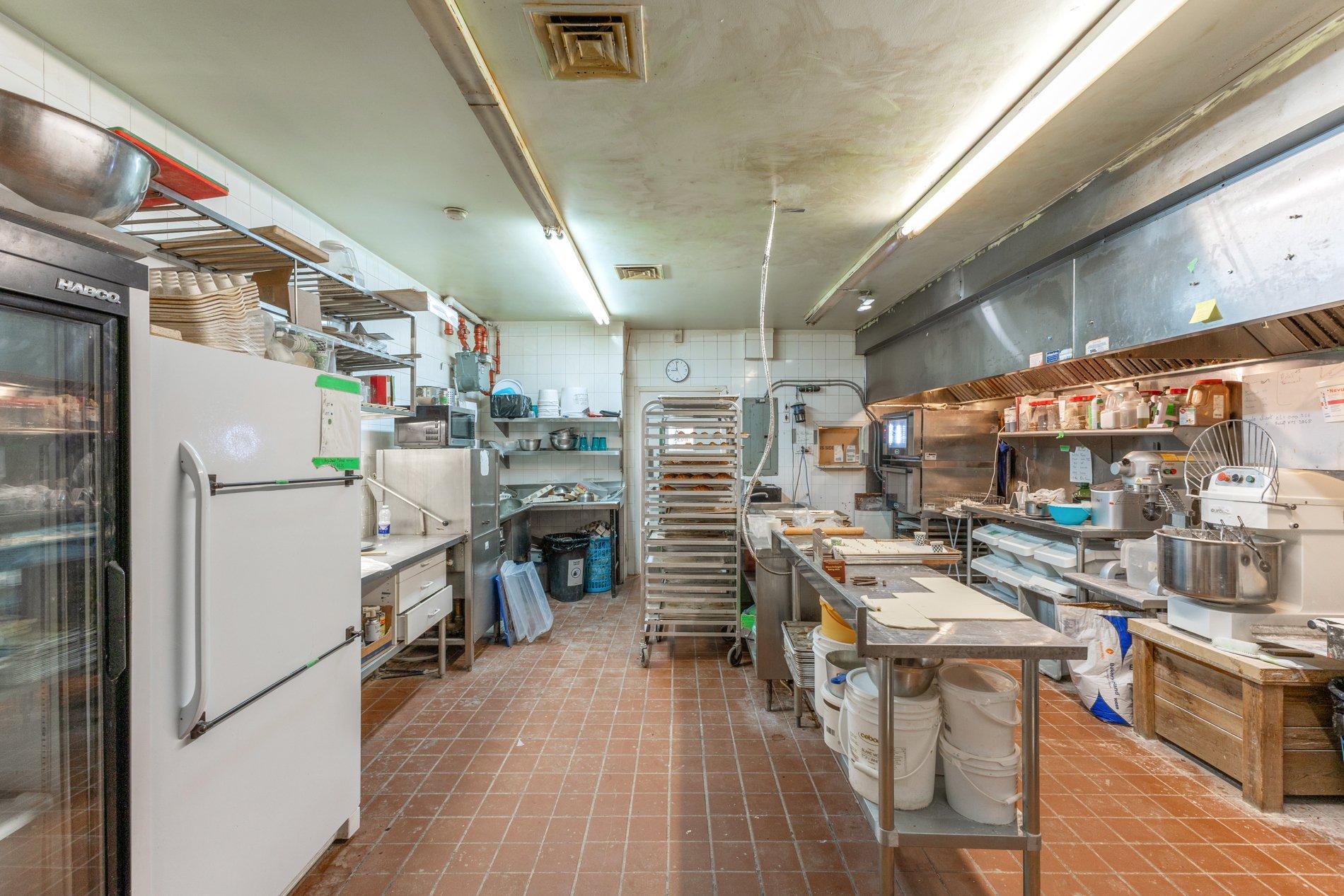 









1828


Av. du Mont-Royal E.

,
Montréal (Le Plateau-Mont-Royal),




QC
H2H1J1

