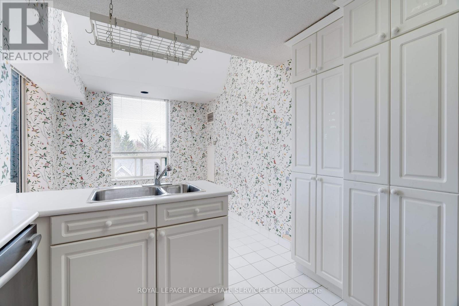 












PH8 - 221 ROBINSON STREET

,
Oakville,




Ontario
L6J7N9

