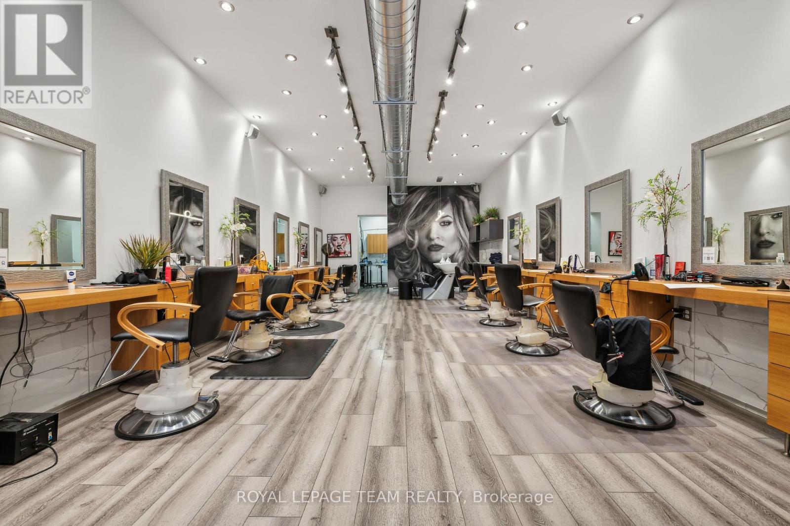 












838 BANK STREET

,
Ottawa,




Ontario
K1S3W1

