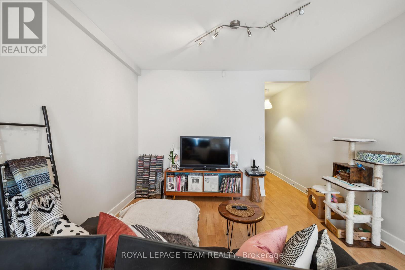 












838 BANK STREET

,
Ottawa,




Ontario
K1S3W1

