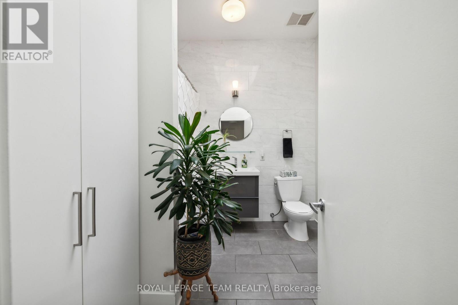 












838 BANK STREET

,
Ottawa,




Ontario
K1S3W1

