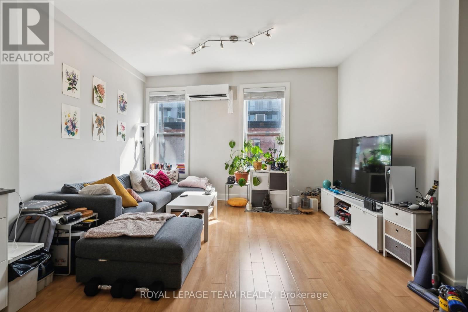 












838 BANK STREET

,
Ottawa,




Ontario
K1S3W1

