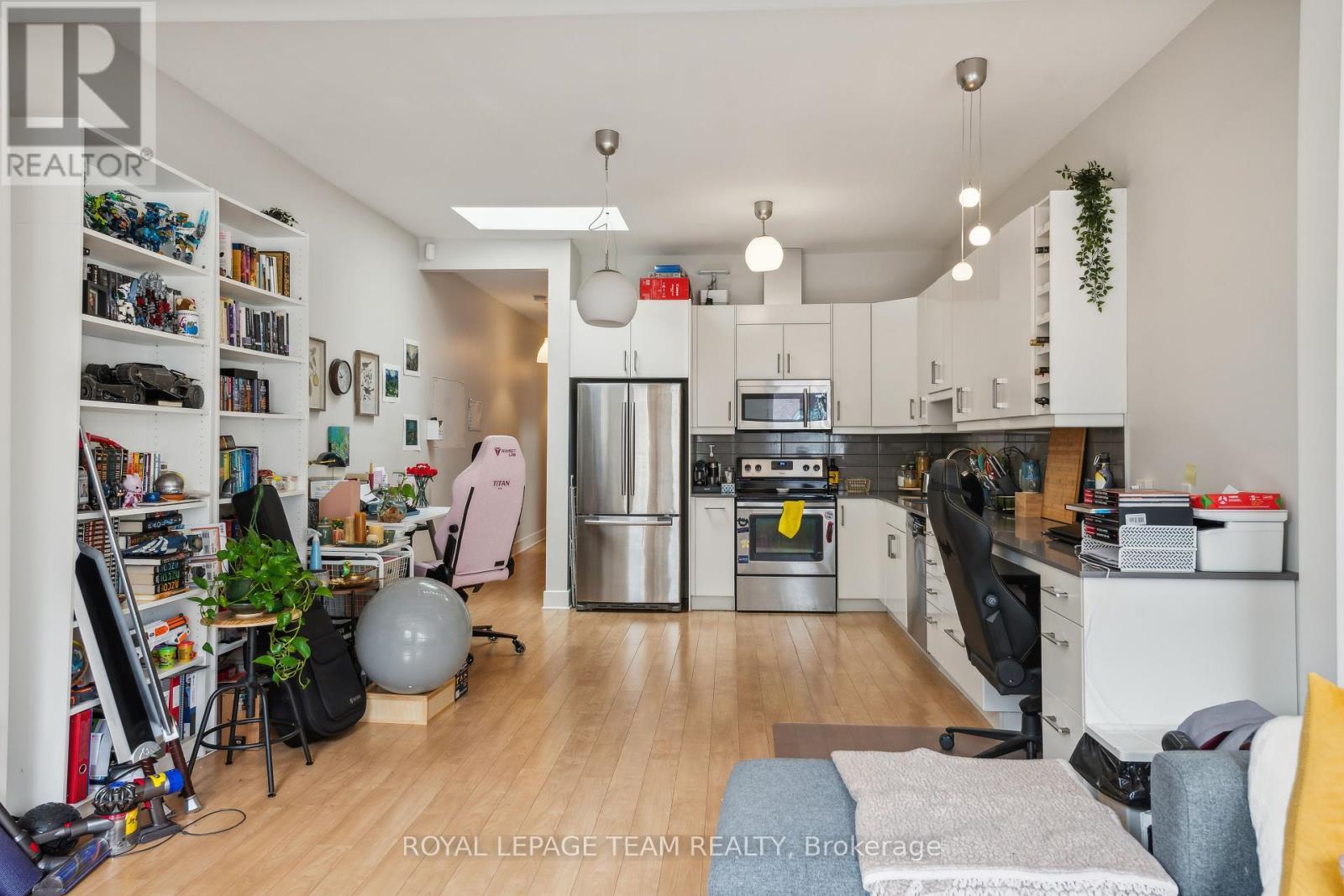 












838 BANK STREET

,
Ottawa,




Ontario
K1S3W1


