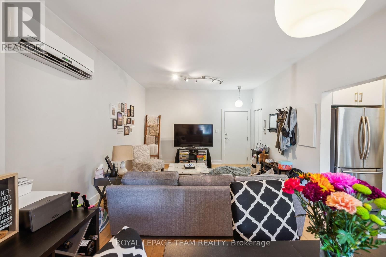 












838 BANK STREET

,
Ottawa,




Ontario
K1S3W1

