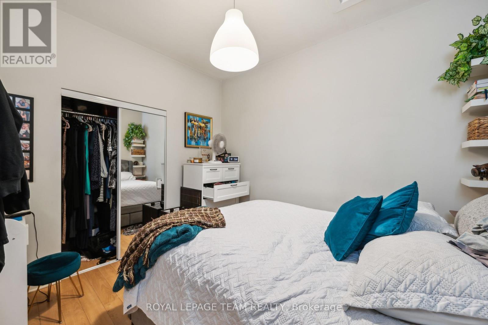 












838 BANK STREET

,
Ottawa,




Ontario
K1S3W1

