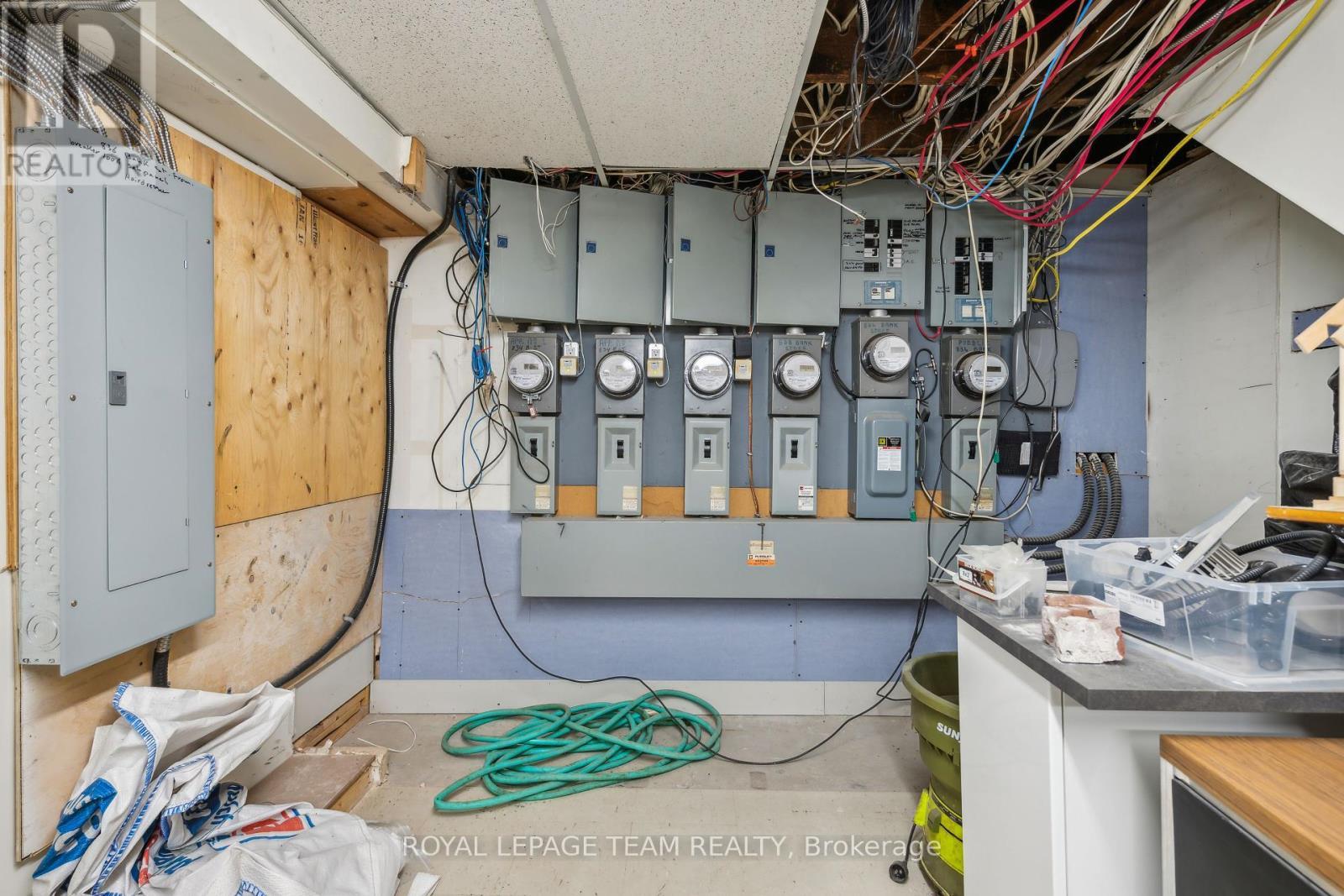 












838 BANK STREET

,
Ottawa,




Ontario
K1S3W1

