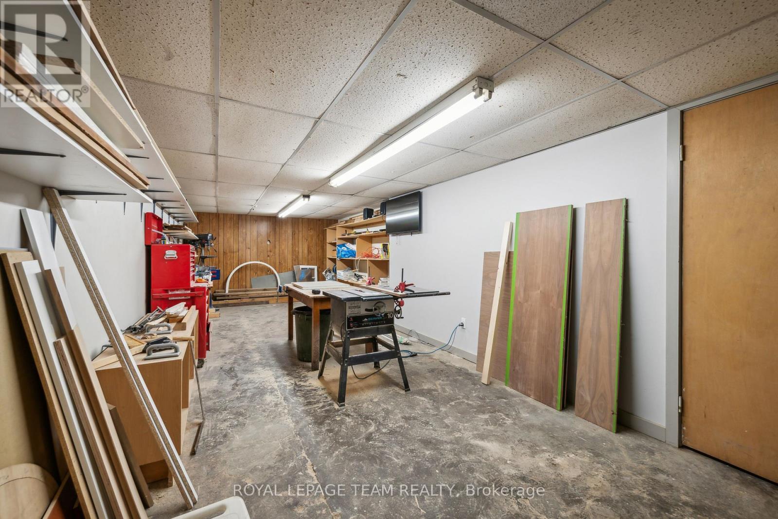 












838 BANK STREET

,
Ottawa,




Ontario
K1S3W1

