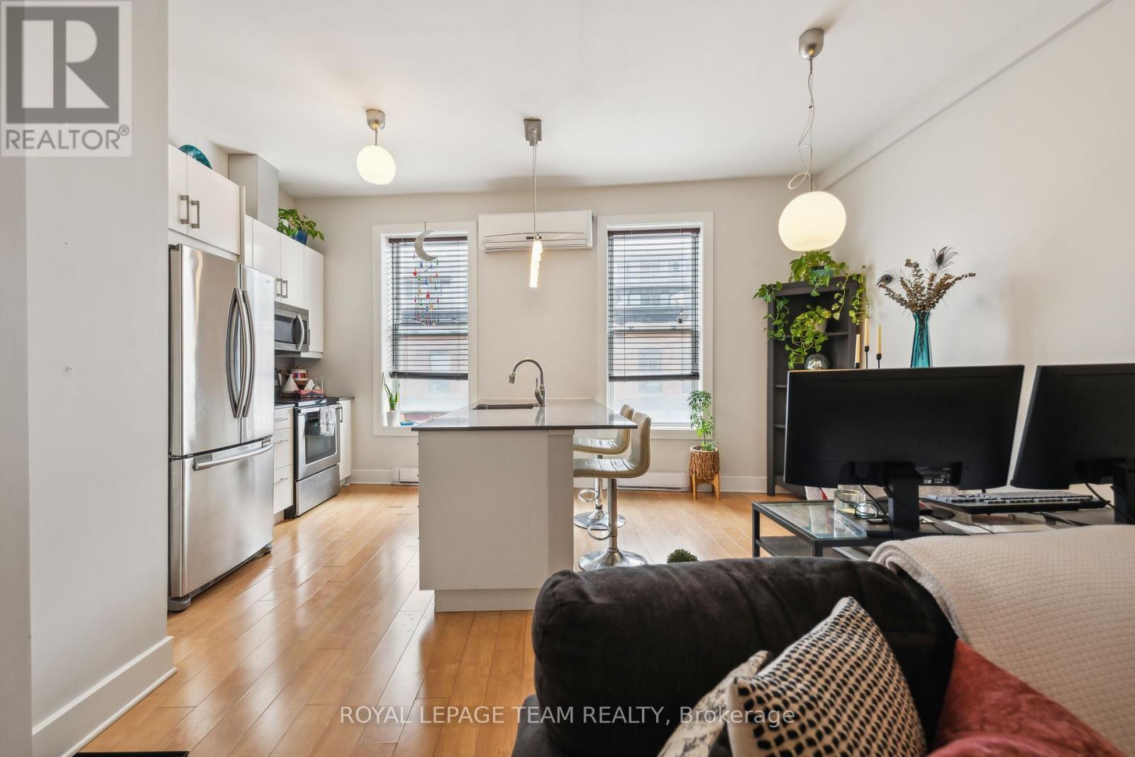 












838 BANK STREET

,
Ottawa,




Ontario
K1S3W1

