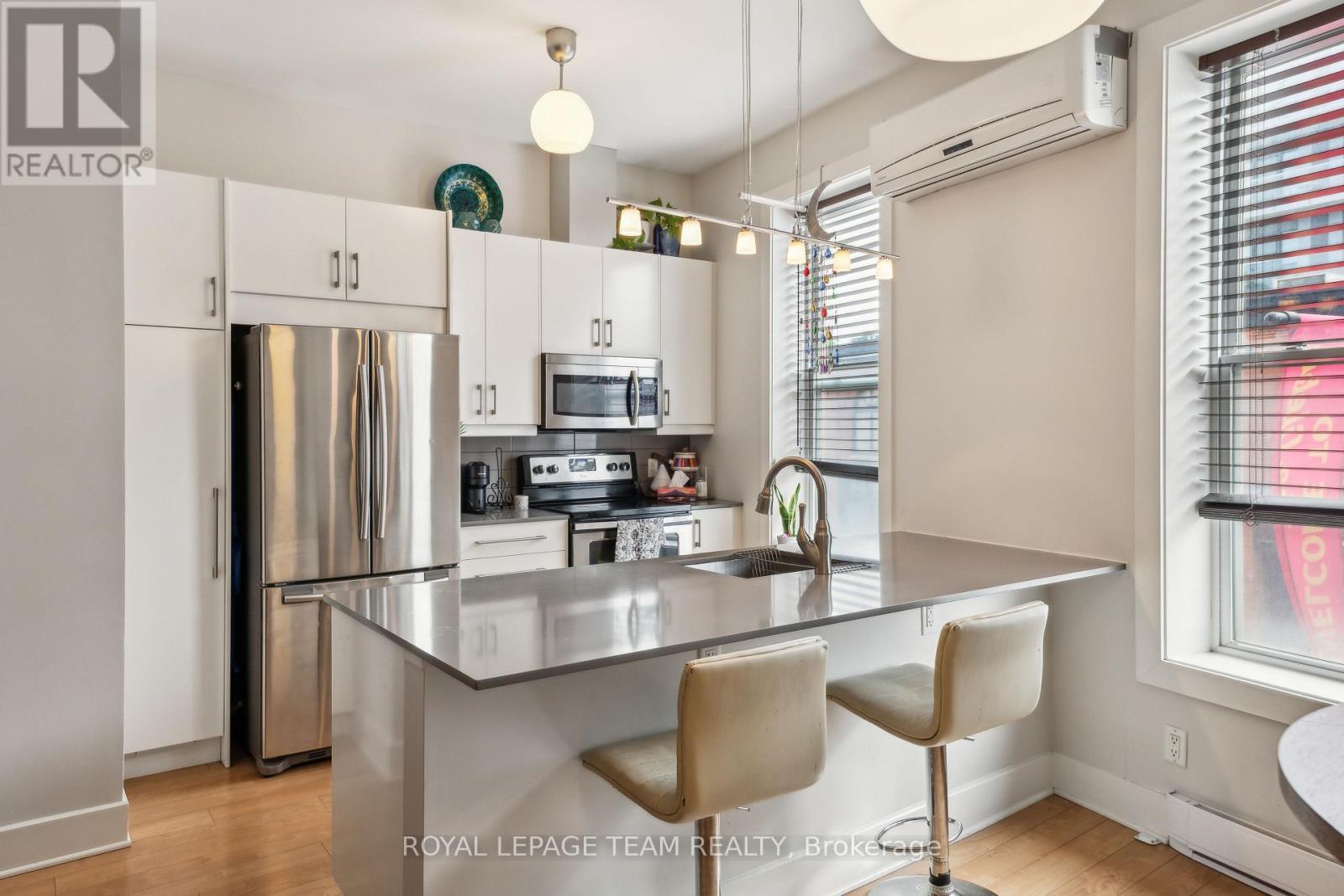 












838 BANK STREET

,
Ottawa,




Ontario
K1S3W1

