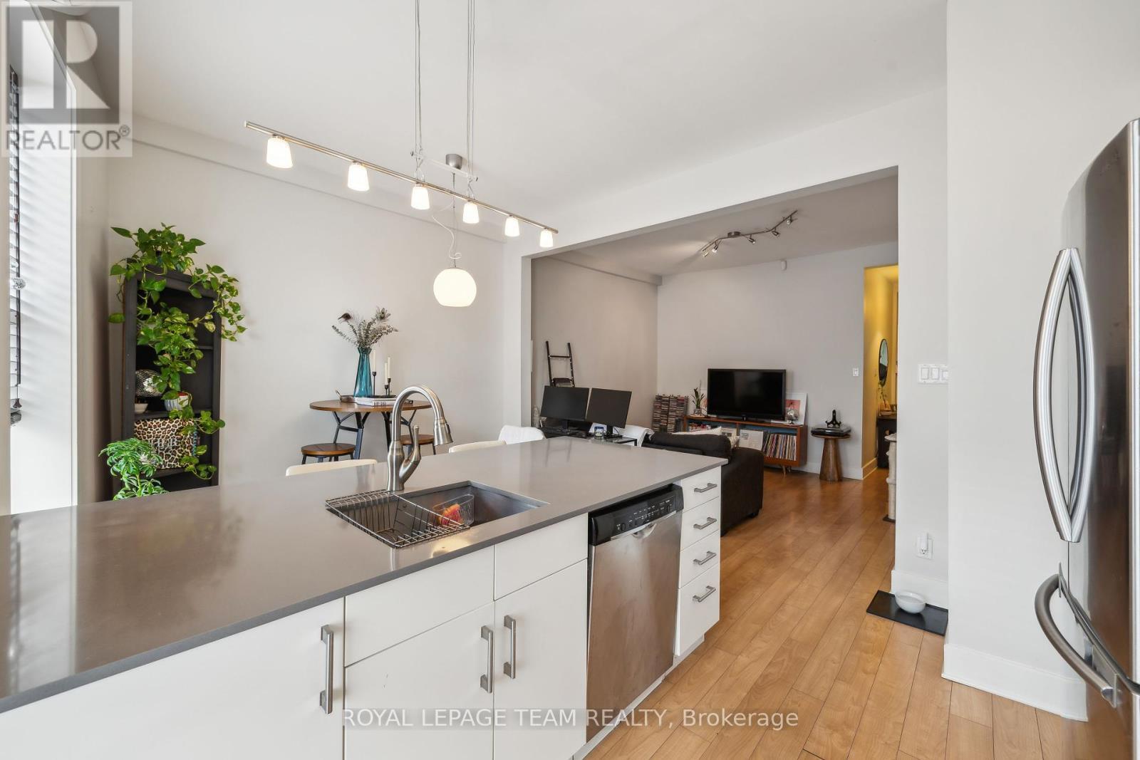 












838 BANK STREET

,
Ottawa,




Ontario
K1S3W1


