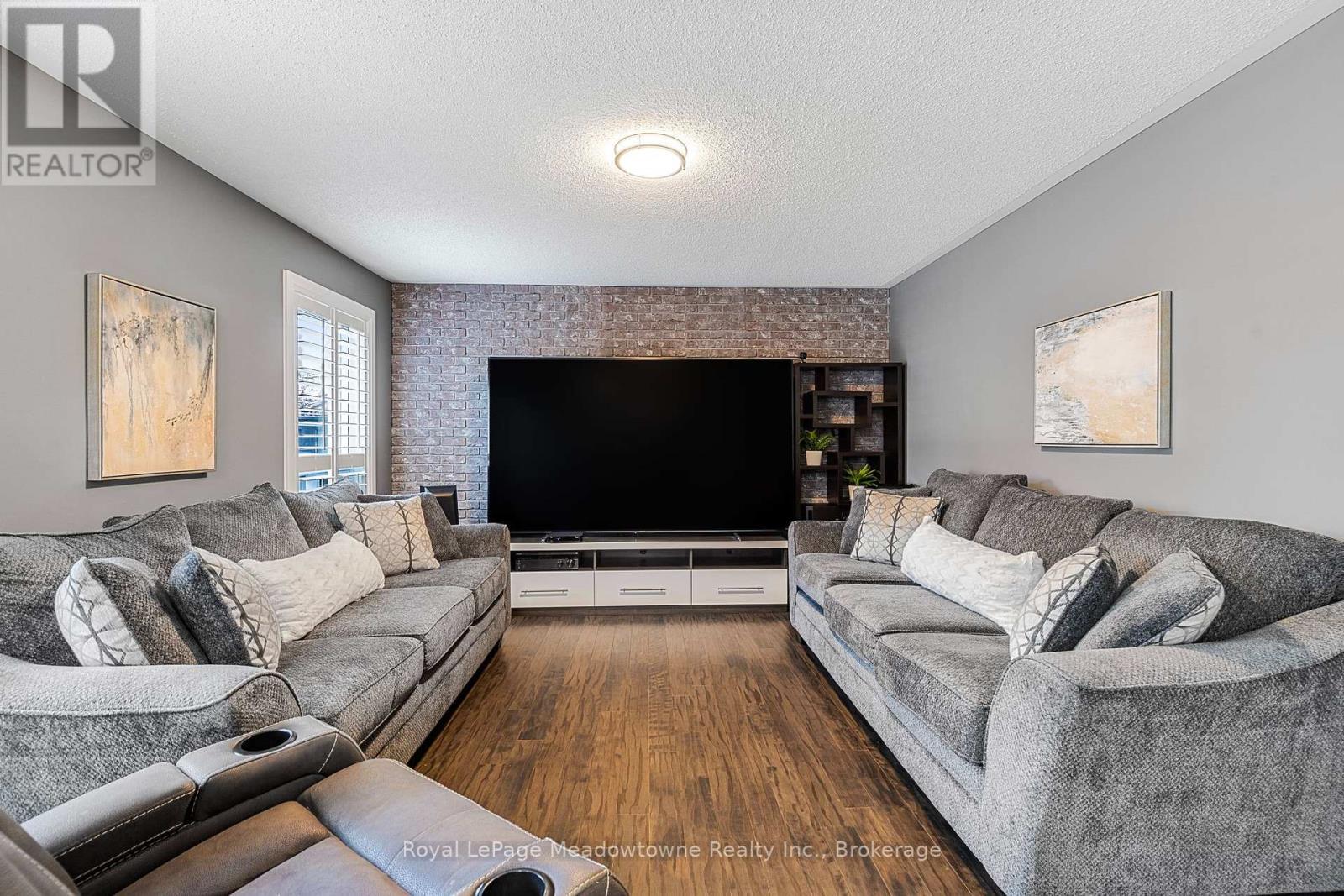 












1235 FIELD DRIVE

,
Milton (CL Clarke),




Ontario
L9T6G4

