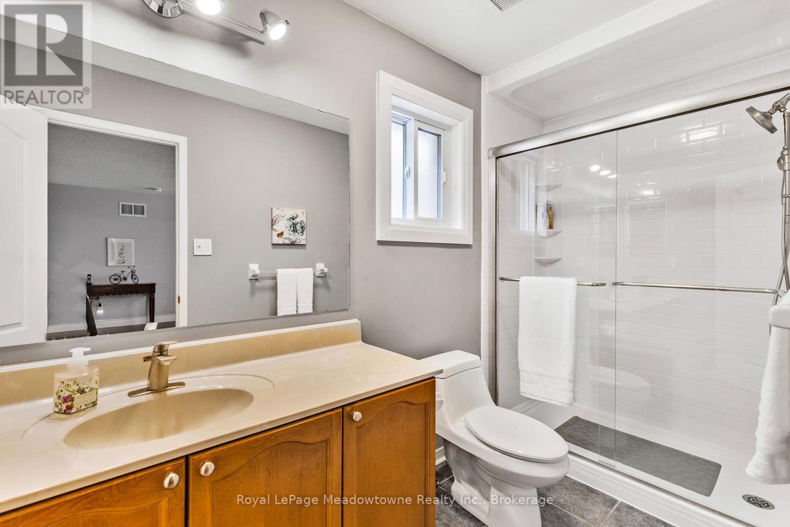 












1235 FIELD DRIVE

,
Milton (CL Clarke),




Ontario
L9T6G4

