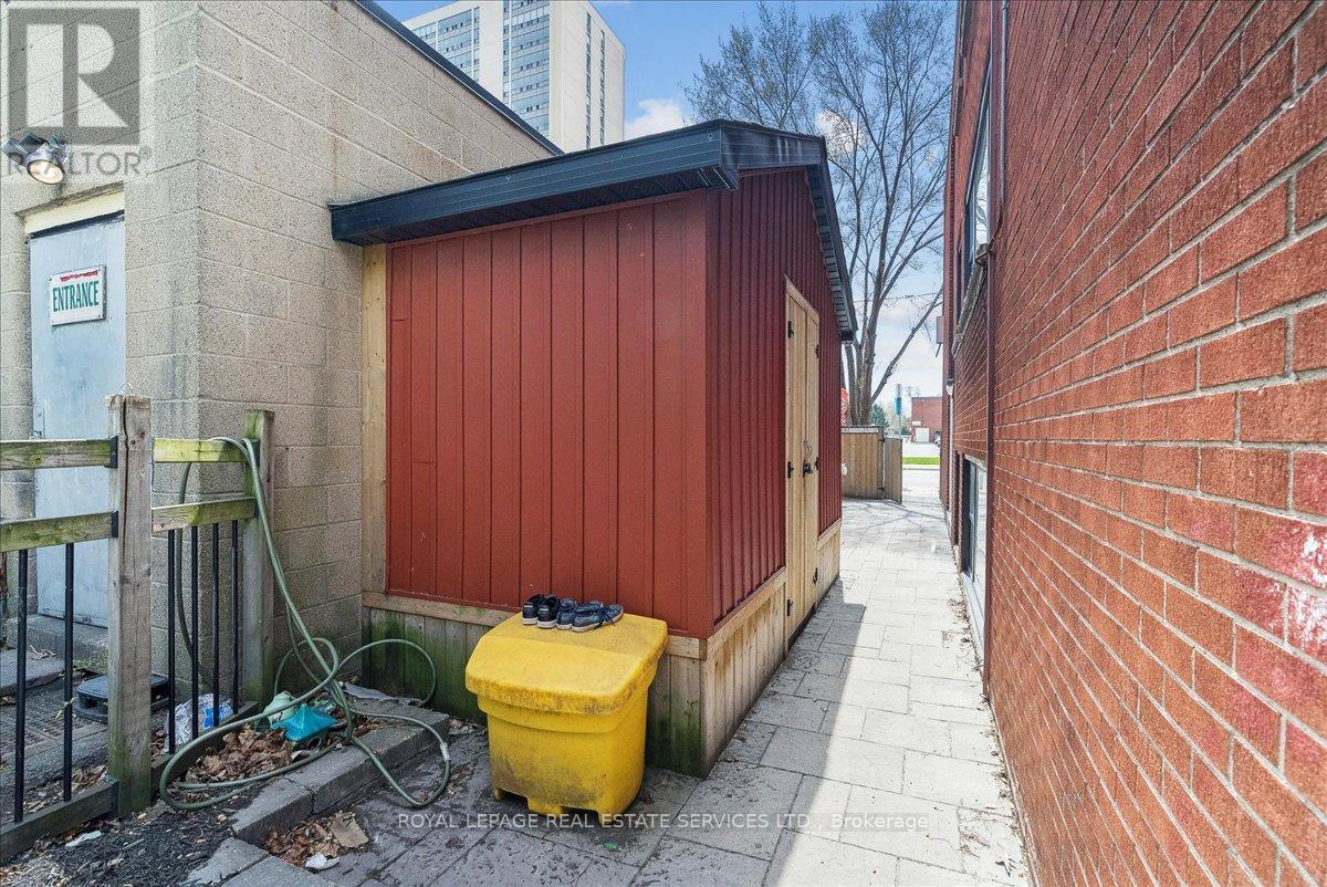 












291 EAST 38TH STREET

,
Hamilton,




Ontario
L8V4G2

