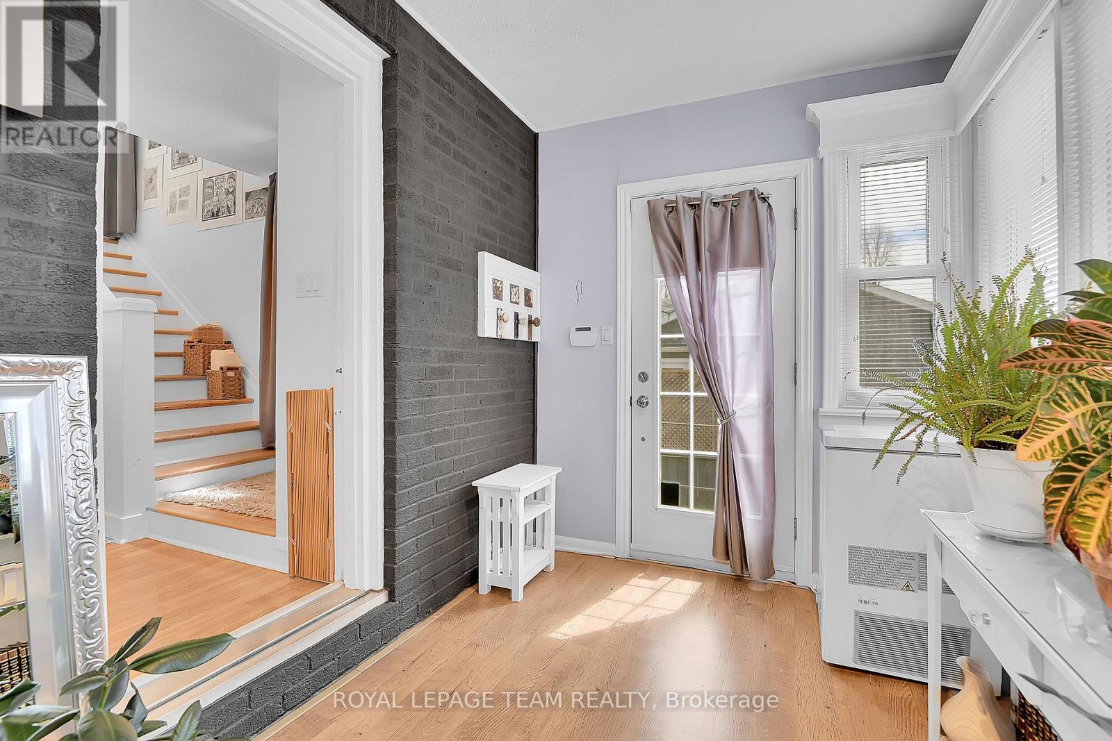 












47 WINDSOR DRIVE

,
Brockville,




Ontario
K6V3H7

