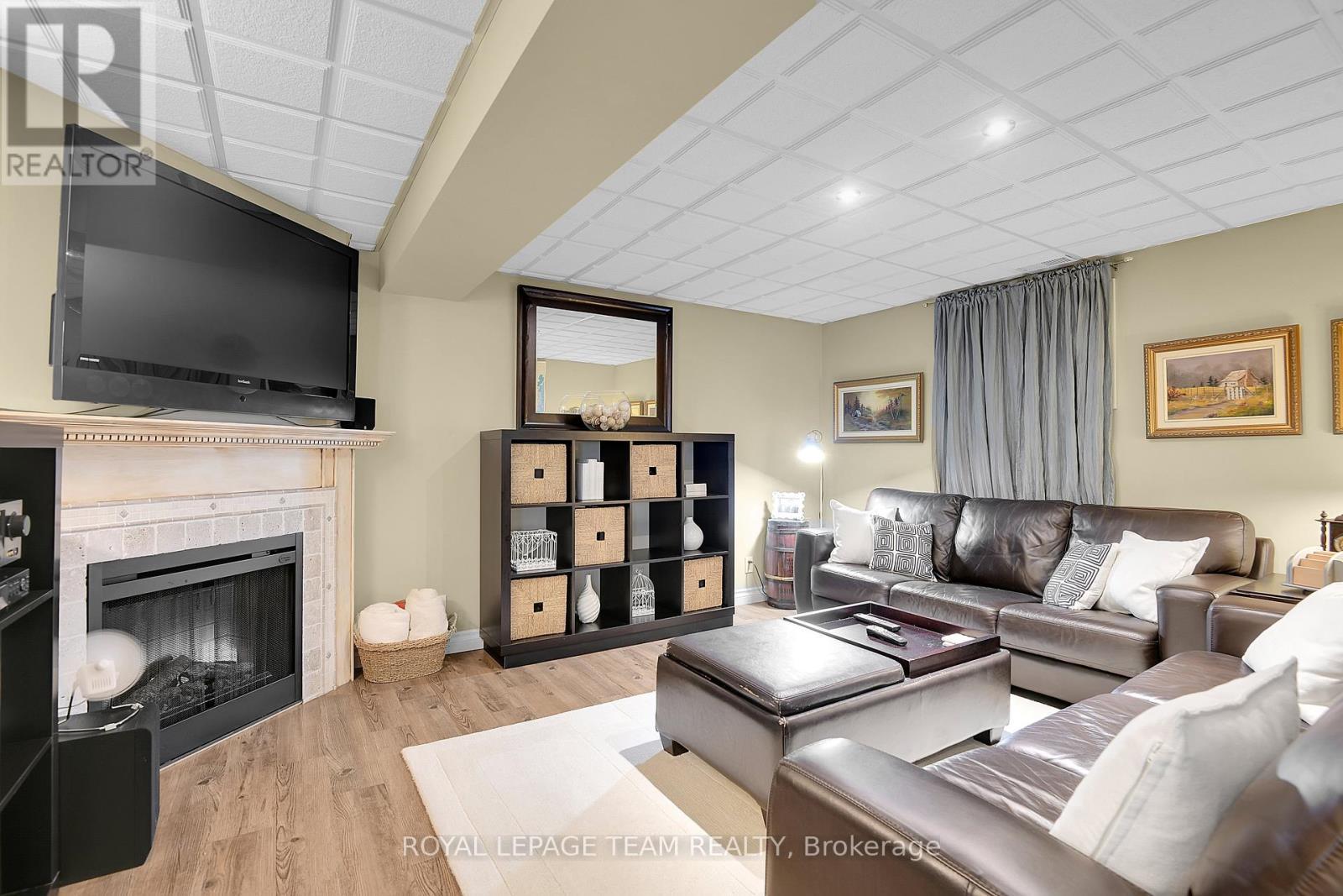












47 WINDSOR DRIVE

,
Brockville,




Ontario
K6V3H7

